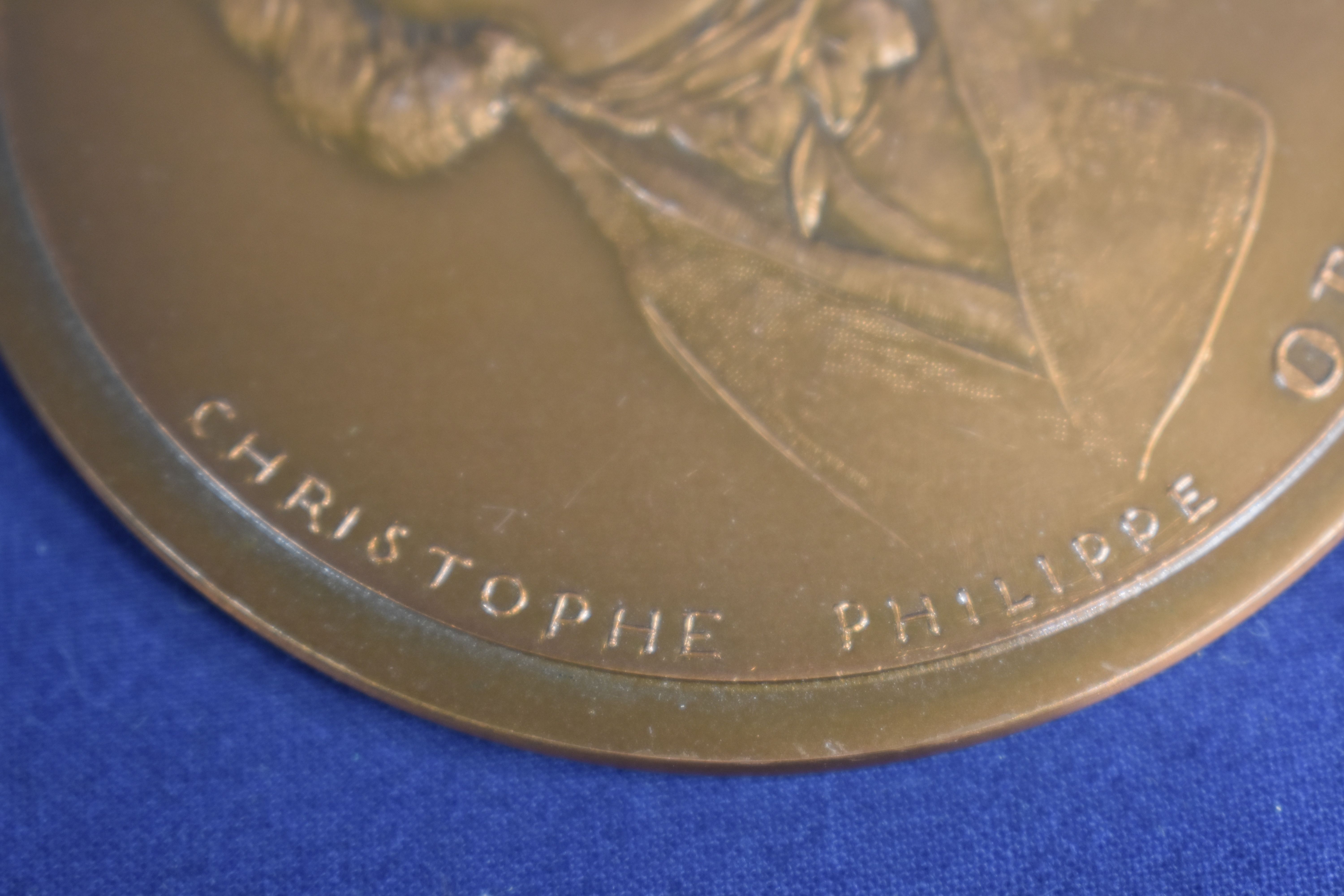 Médaille en bronze MDP Confucius, hommage à Christophe-Philippe OBERKAMPF, fondateur de la manufacture royale JOUY en JOSAS, monnaie de Paris, diamètre 8,1 cm. - Photo 4