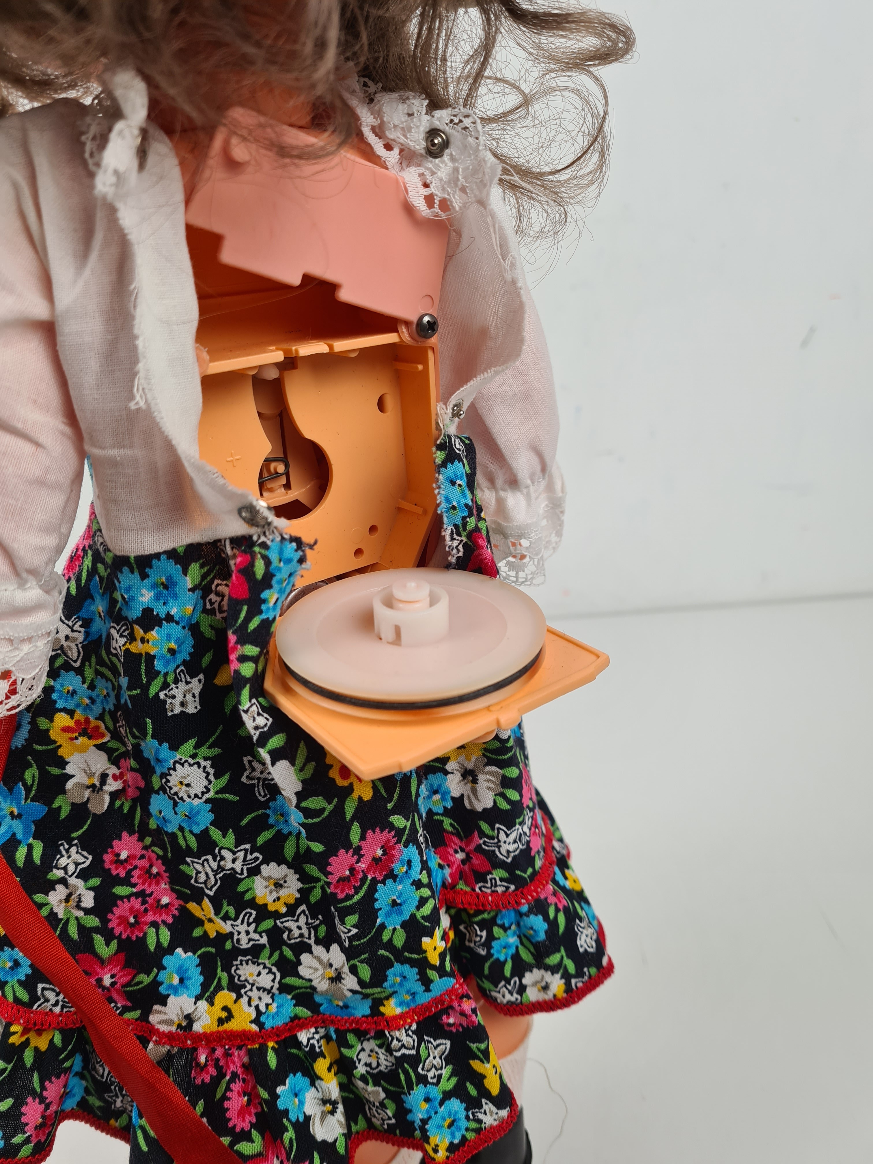 Voir photo 8 de Poupée Vintage - MINIFON Italy Patent + 2 disc robe fleuré chapeau en pille - 44 cm Poupée Vintage - MINIFON Italy Patent + 2 disc robe fleuré chapeau en pille - 44 cm Bon état - Vue 8 -