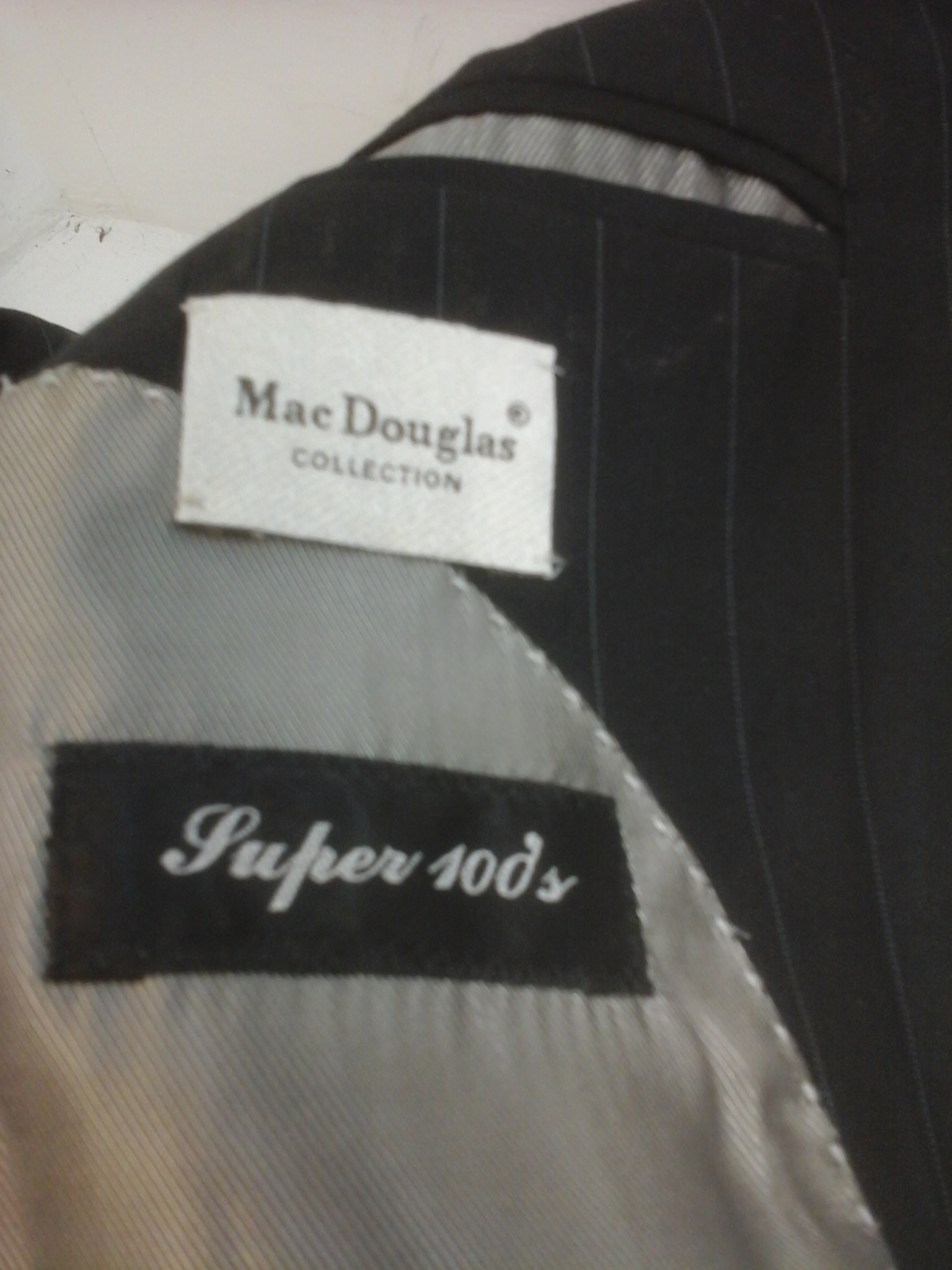 Voir photo 8 de Costume noir homme(veste+pantalon) ,Mac Douglas collection super 100's. Matière 59 % Laine,40 % Polyester,1% Elasthanne,Doublure 100% viscose,Etat neuf Costume noir homme(veste+pantalon) ,Mac Douglas collection super 100's. Matière 59 % Laine,40 % Polyester,1% Elasthanne,Doublure 100% viscose,Etat neuf Très bon état - Vue 8 -