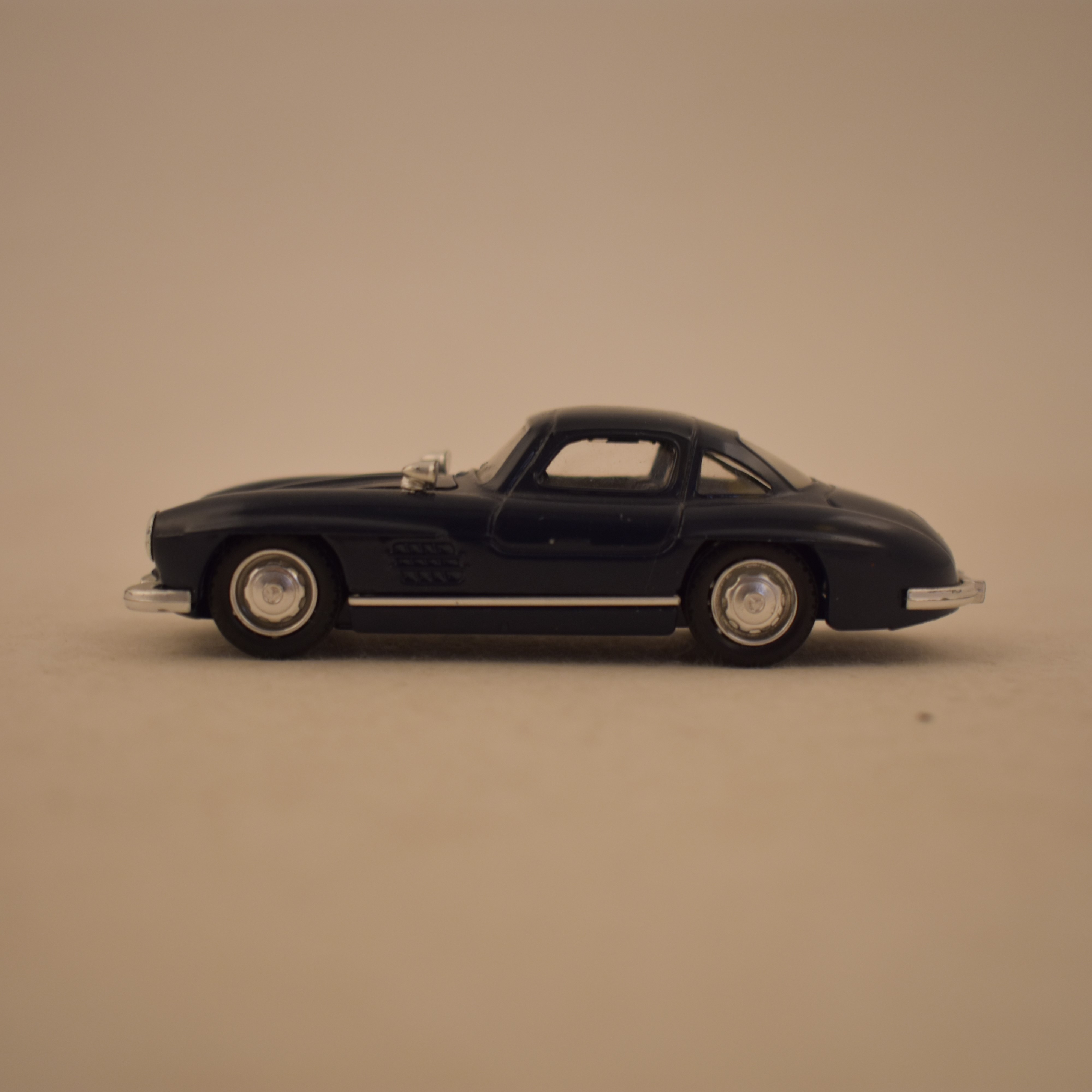 Voir photo 4 de Solido made in france Mercedes 300 SL 1954 N°4502 1/43.10 84 12 Solido made in france Mercedes 300 SL 1954 N°4502 1/43.10 84 12 Très bon état - Vue 4 -