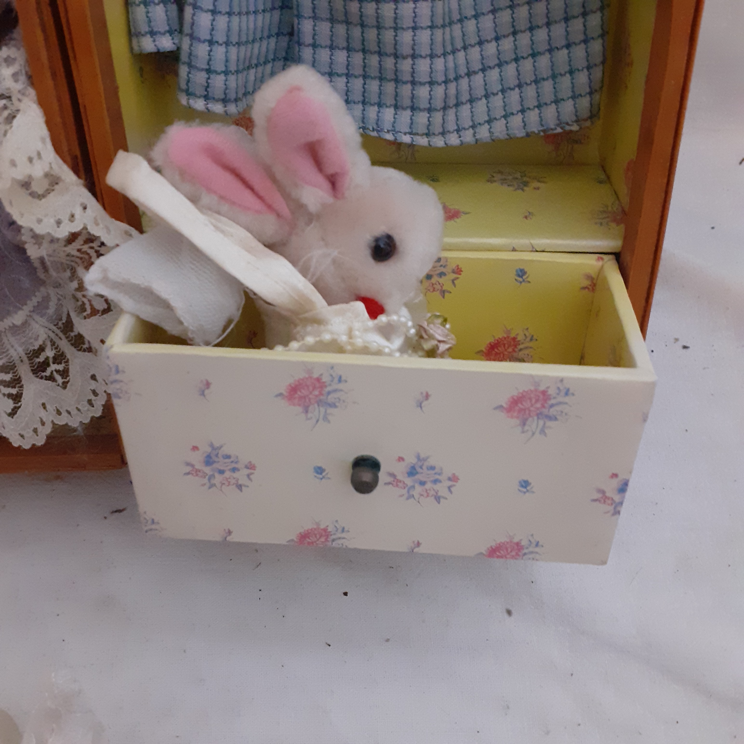 Poupée en porcelaine vintage des années 70 avec boîte vintage