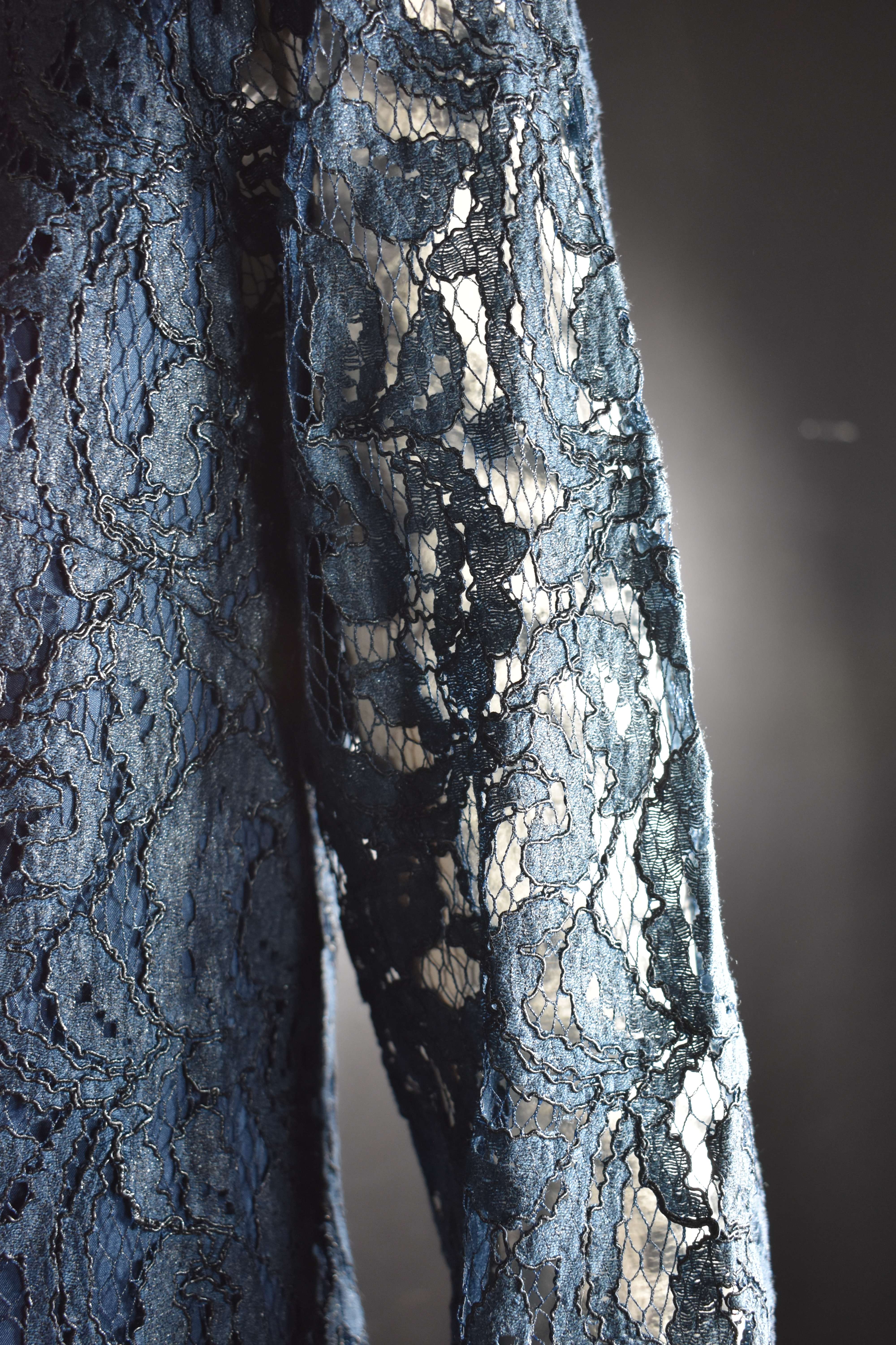 Voir photo 4 de Robe Georges RECH bleu marine en dentelle, doublure satin bleu, manches 3/4, taille 38. Robe Georges RECH bleu marine en dentelle, doublure satin bleu, manches 3/4, taille 38. Bon état - Vue 4 -