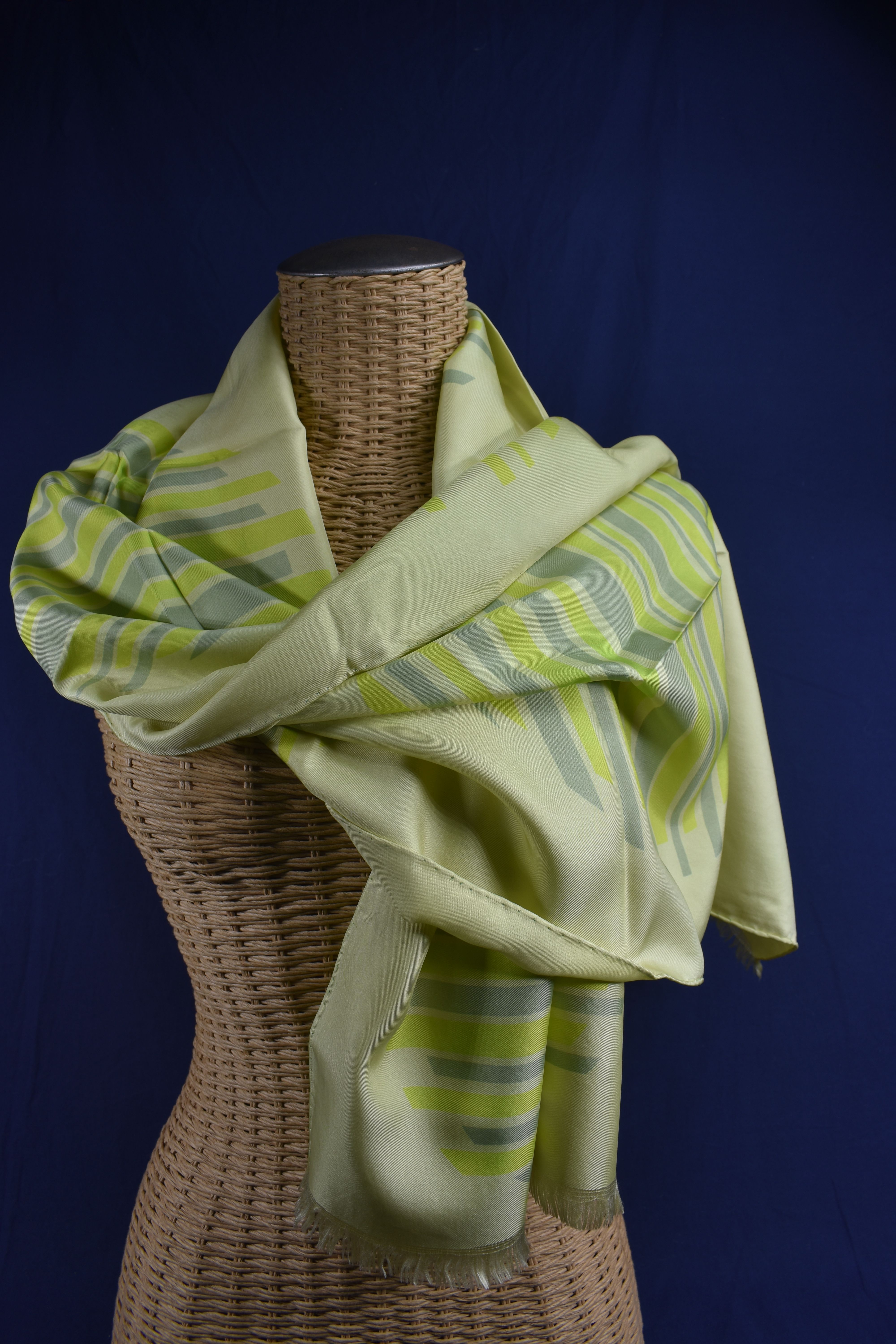 Echarpe BIANCHINI FERIER " couleurs vertes " longueur 1,50 et largeur 0,40 cm. Bon état - Vue 6 - 