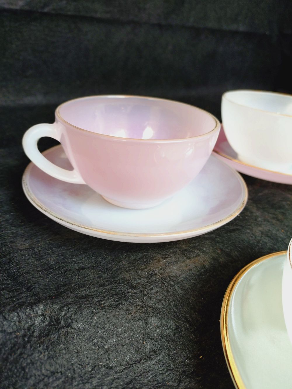 Lot de 7 tasses pastel en opaline ARCOPAL et 19 petites sous-assiettes- style vintage. - Photo 3