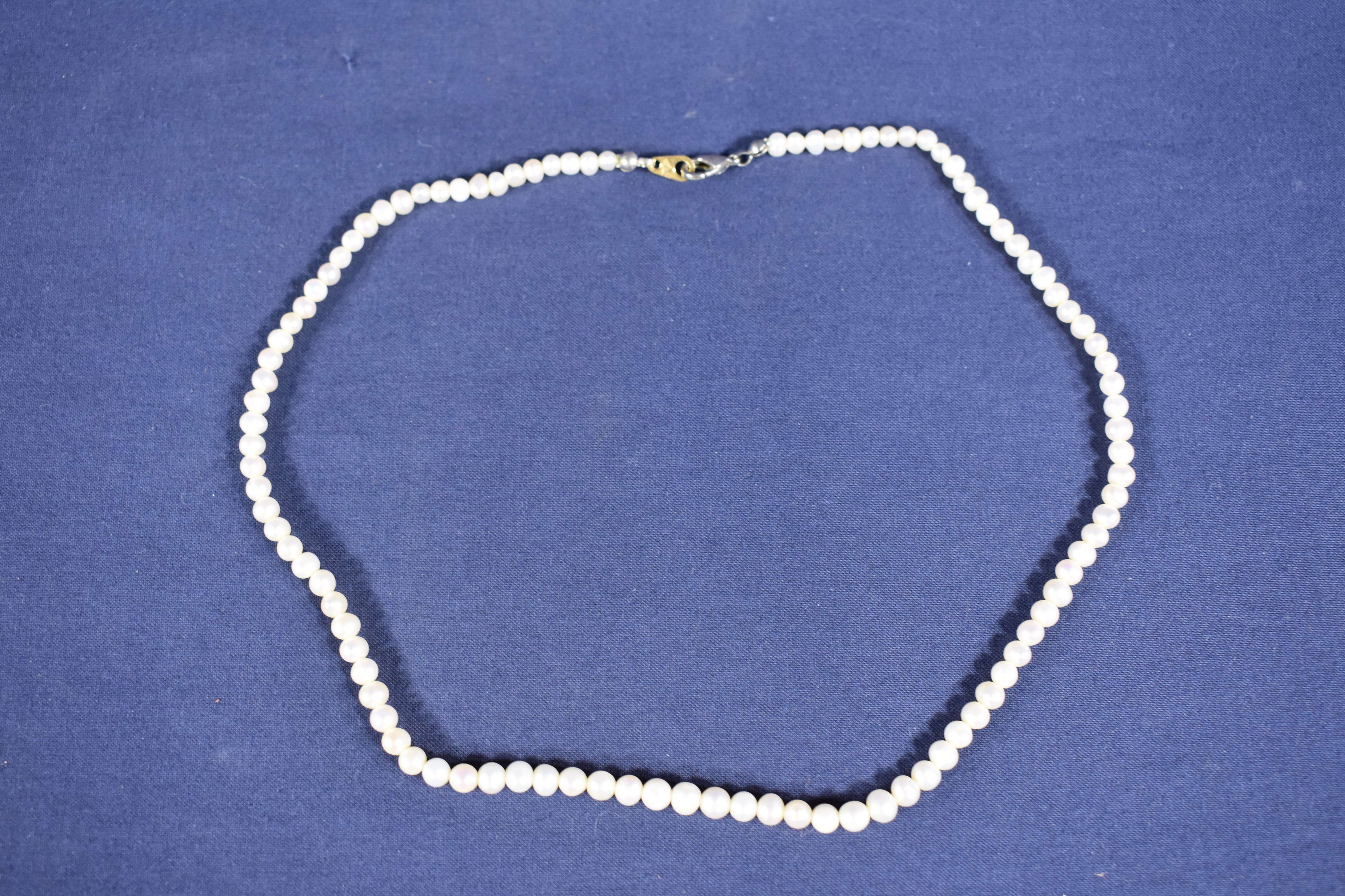 Voir photo 3 de 2 colliers fantaisie, 1 collier de perles, 1 collier d'ambre et 1 pendentif en porcelaine chinoise cerclé d'argent. 2 colliers fantaisie, 1 collier de perles, 1 collier d'ambre et 1 pendentif en porcelaine chinoise cerclé d'argent. Bon état - Vue 3 -