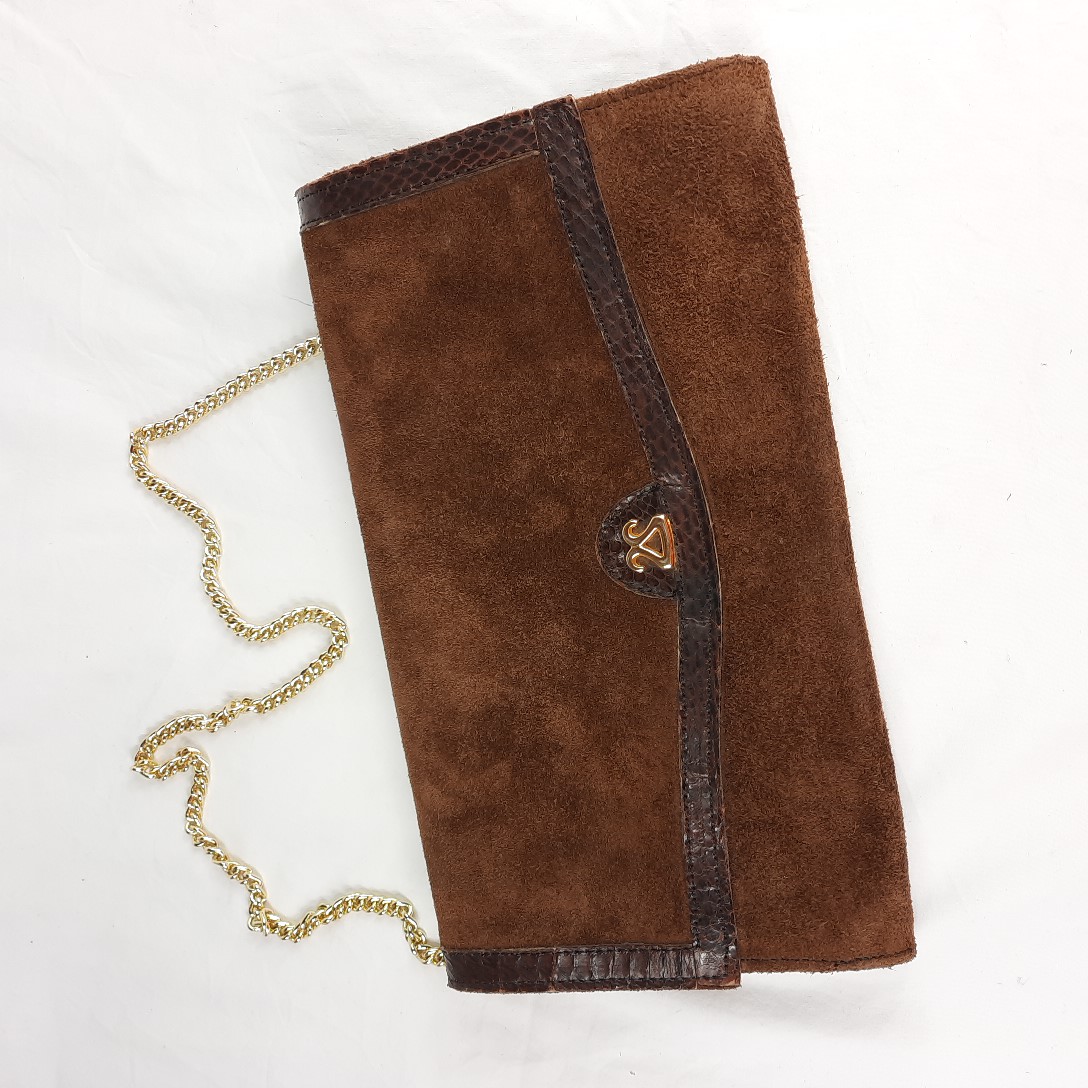 Sac pochette à bandoulière en cuir retourné Bon état -  reconditionné disponible sur Label Emmaüs