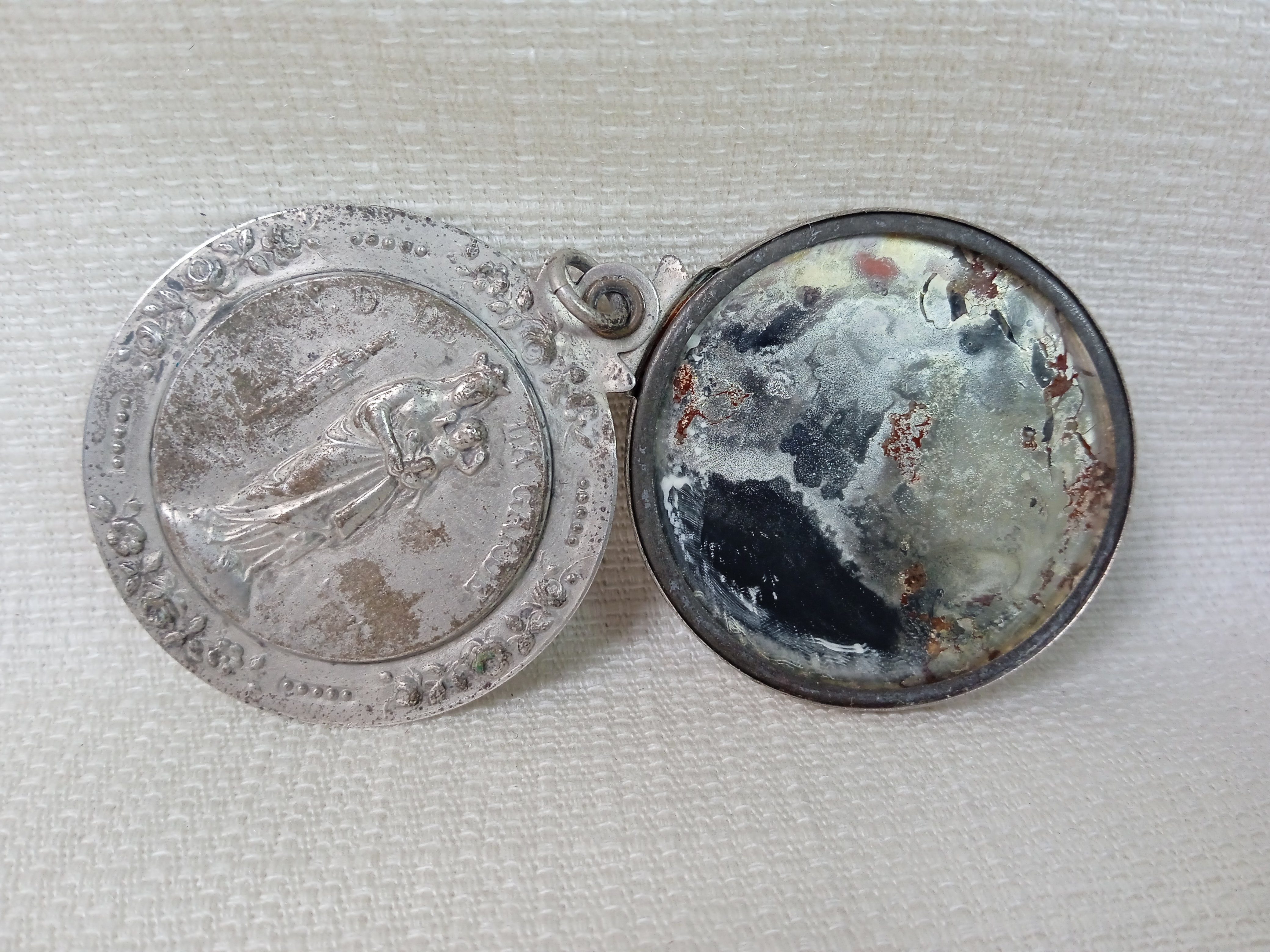 Lot de 12 médaillons religieux dont 2 croix - Photo 8