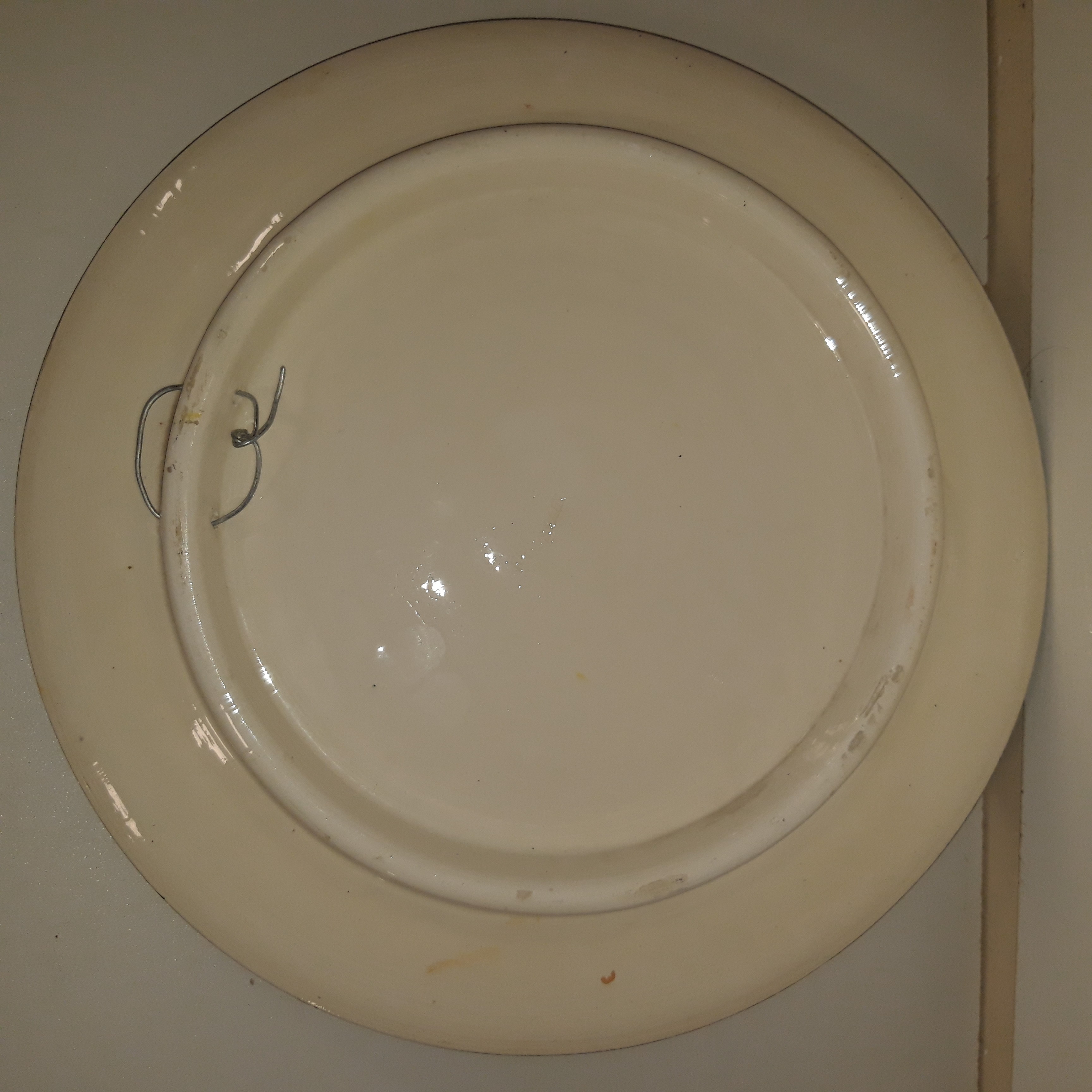 Plat céramique basque, avec décor scène de corrida, Signé Tou'vese Bon état - Vue 2 - 