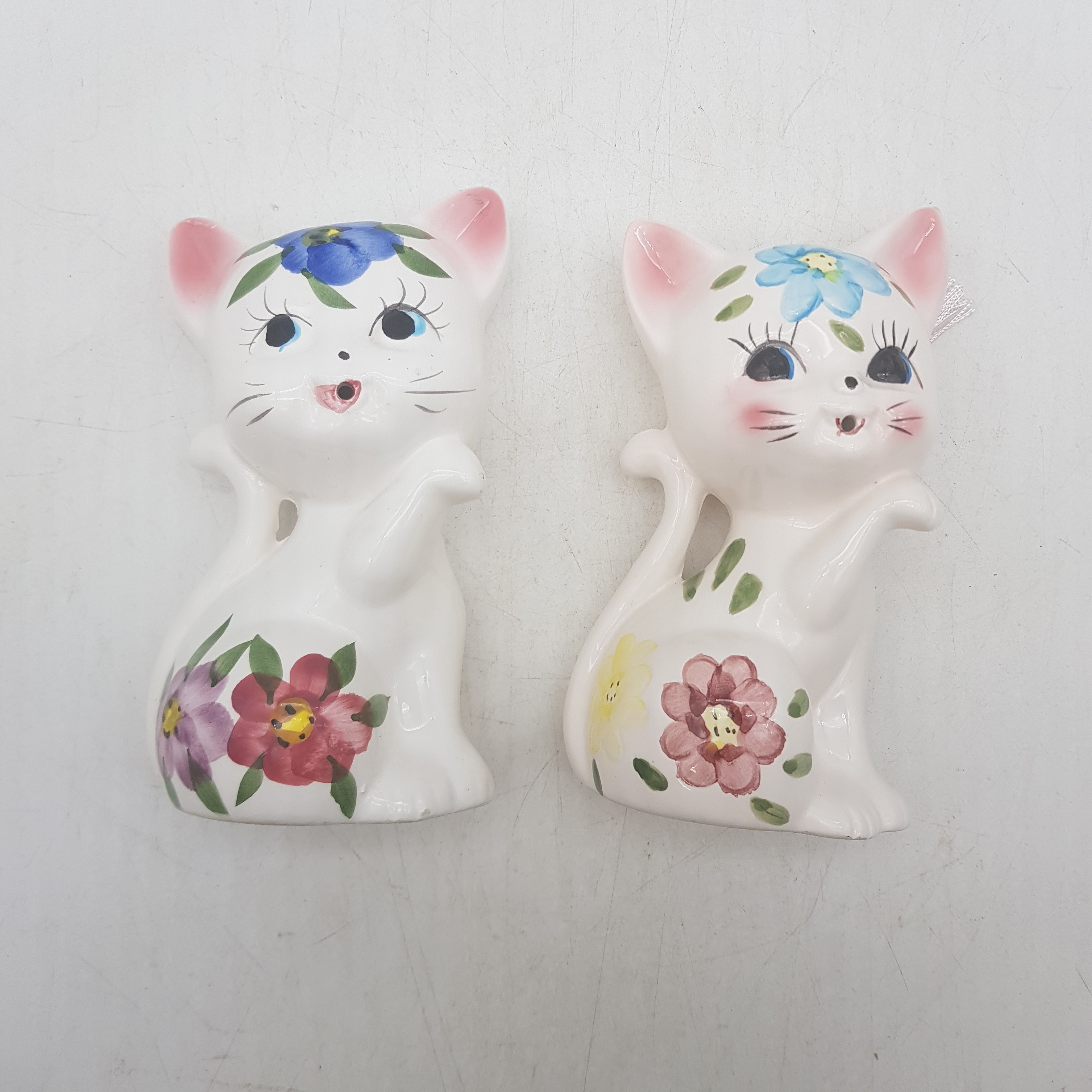 Voir photo 2 de Duo de dévidoirs de ficelles Vintage en céramique - Figurine en forme de chats Duo de dévidoirs de ficelles Vintage en céramique - Figurine en forme de chats Bon état - Vue 2 -