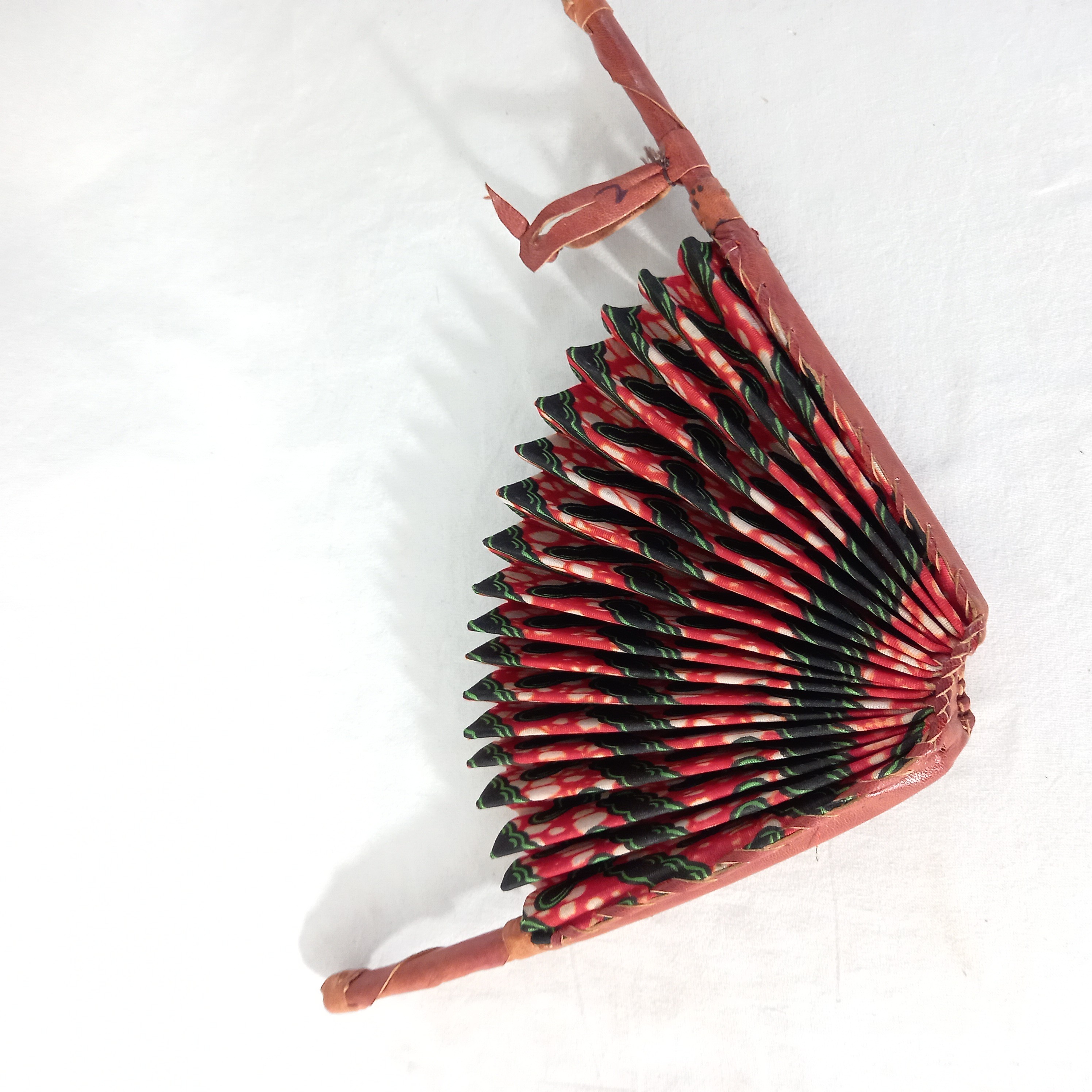 Eventail Africain circulaire, en bois, cuir et wax Bon état - Vue 2 - 