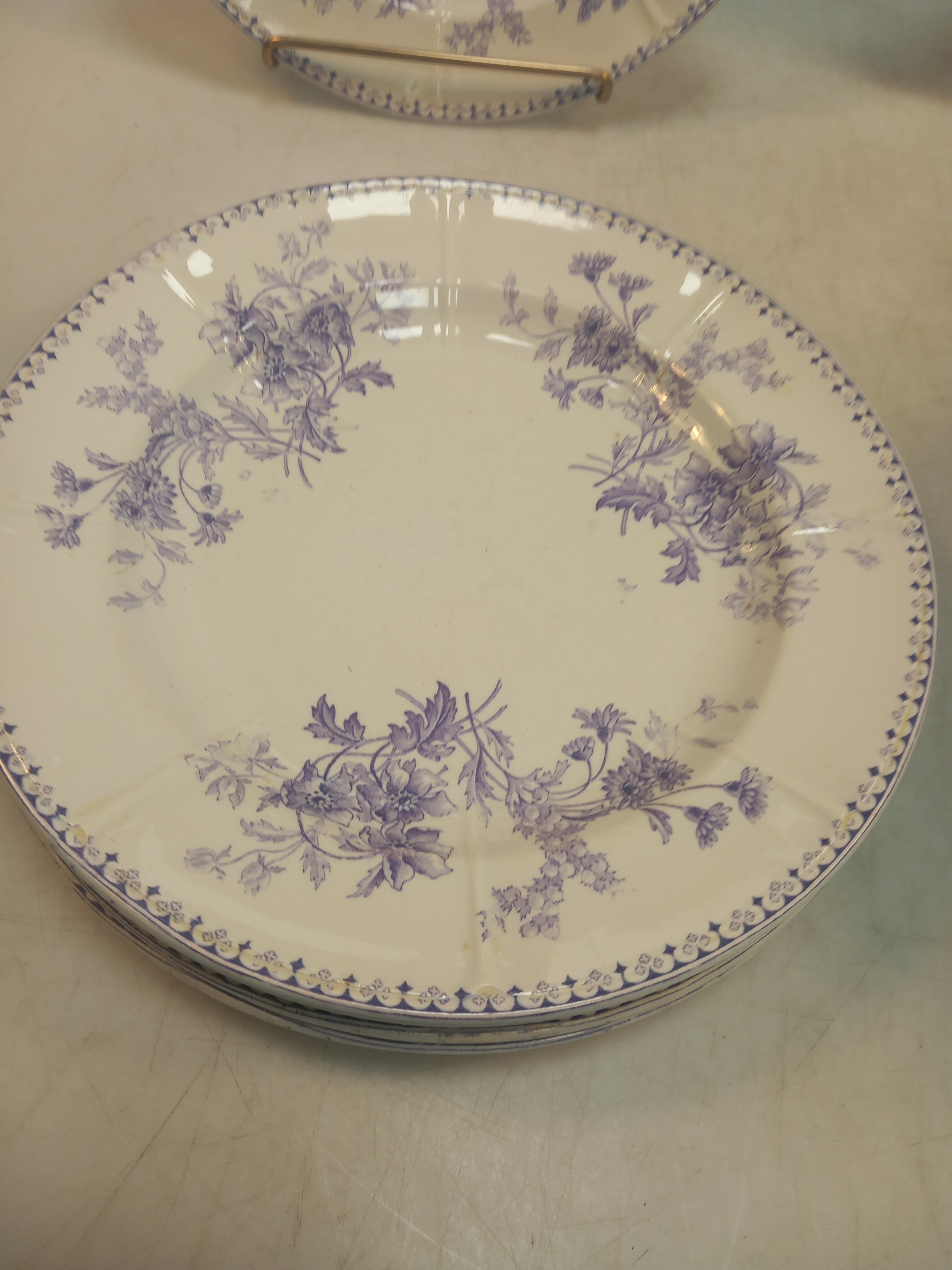 Lot de 22 assiettes en terre de fer, motif floral 