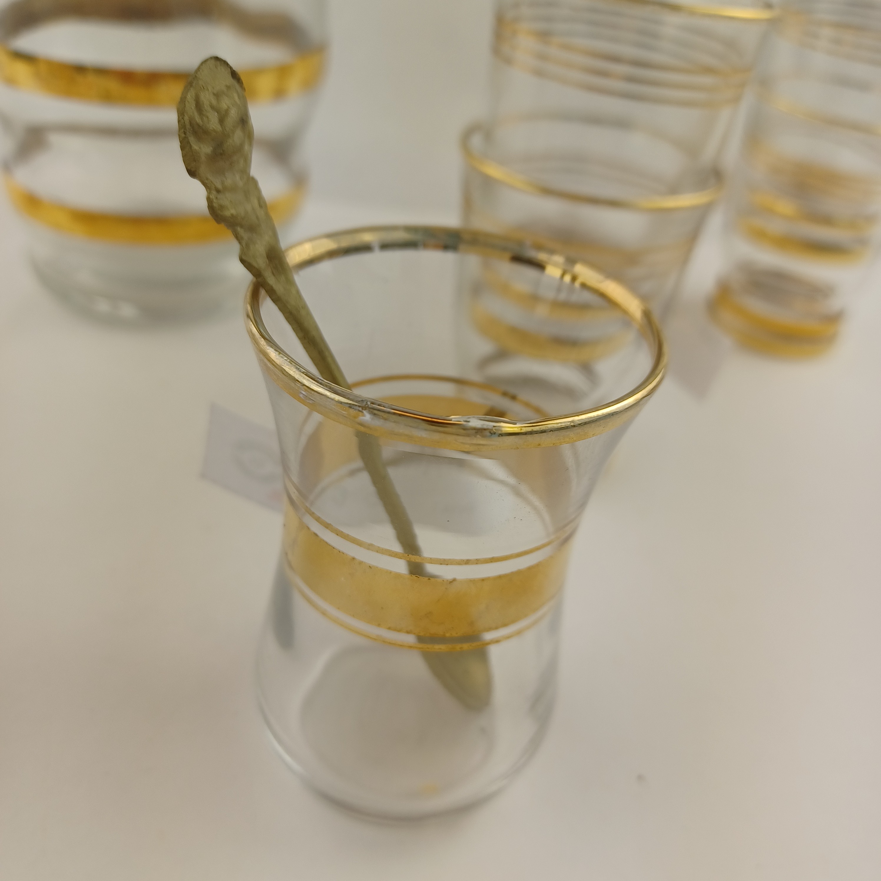 Voir photo 7 de Service à liqueur comprenant une carafe de 65cl avec bouchon, 8 verres à liqueurs et deux verres à thé avec leur cuillère Service à liqueur comprenant une carafe de 65cl avec bouchon, 8 verres à liqueurs et deux verres à thé avec leur cuillère Très bon état - Vue 7 -