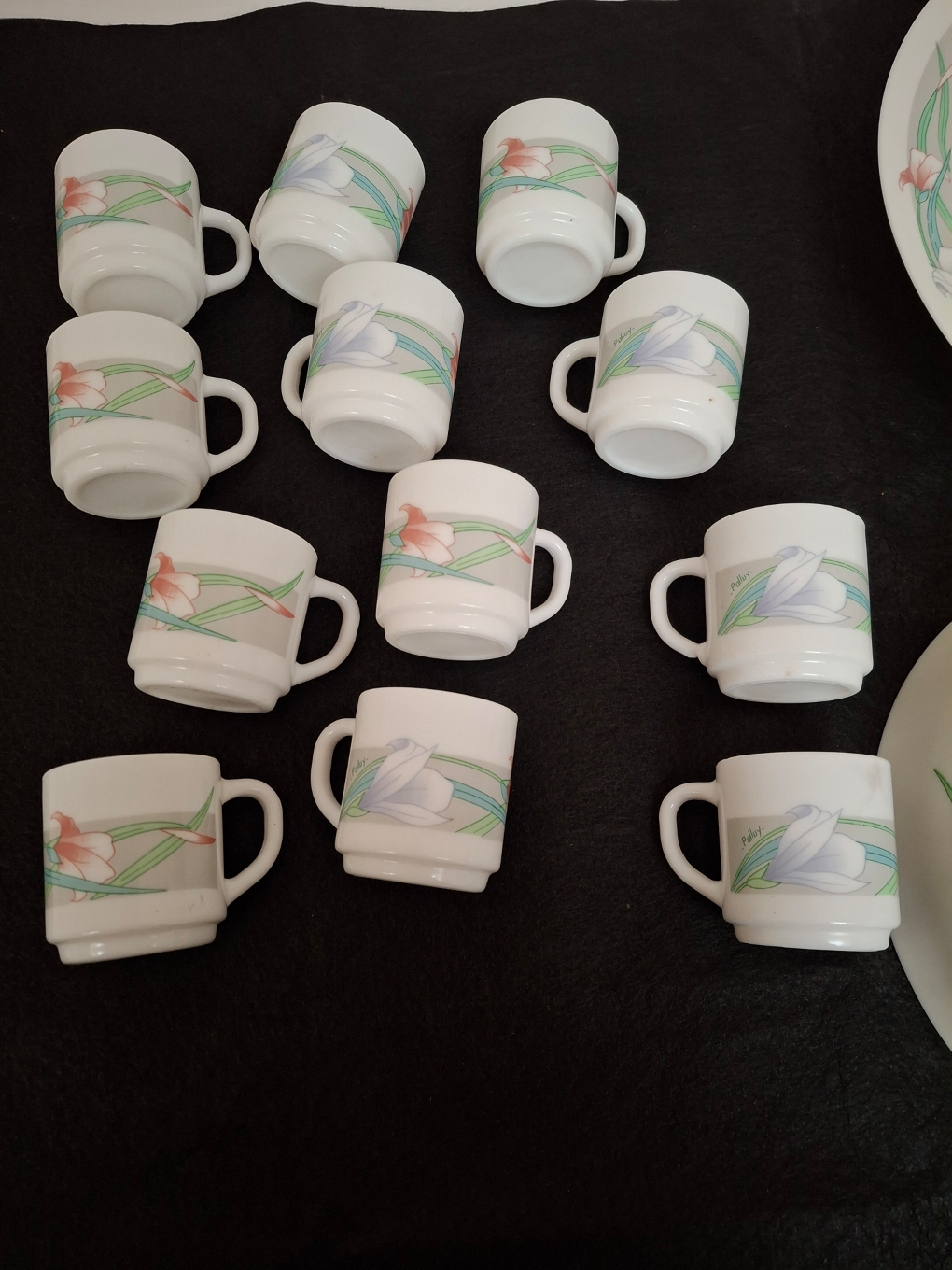 Lot de tasses,plat et saladier ARCOPAL à décor floral Palluy - Photo 1