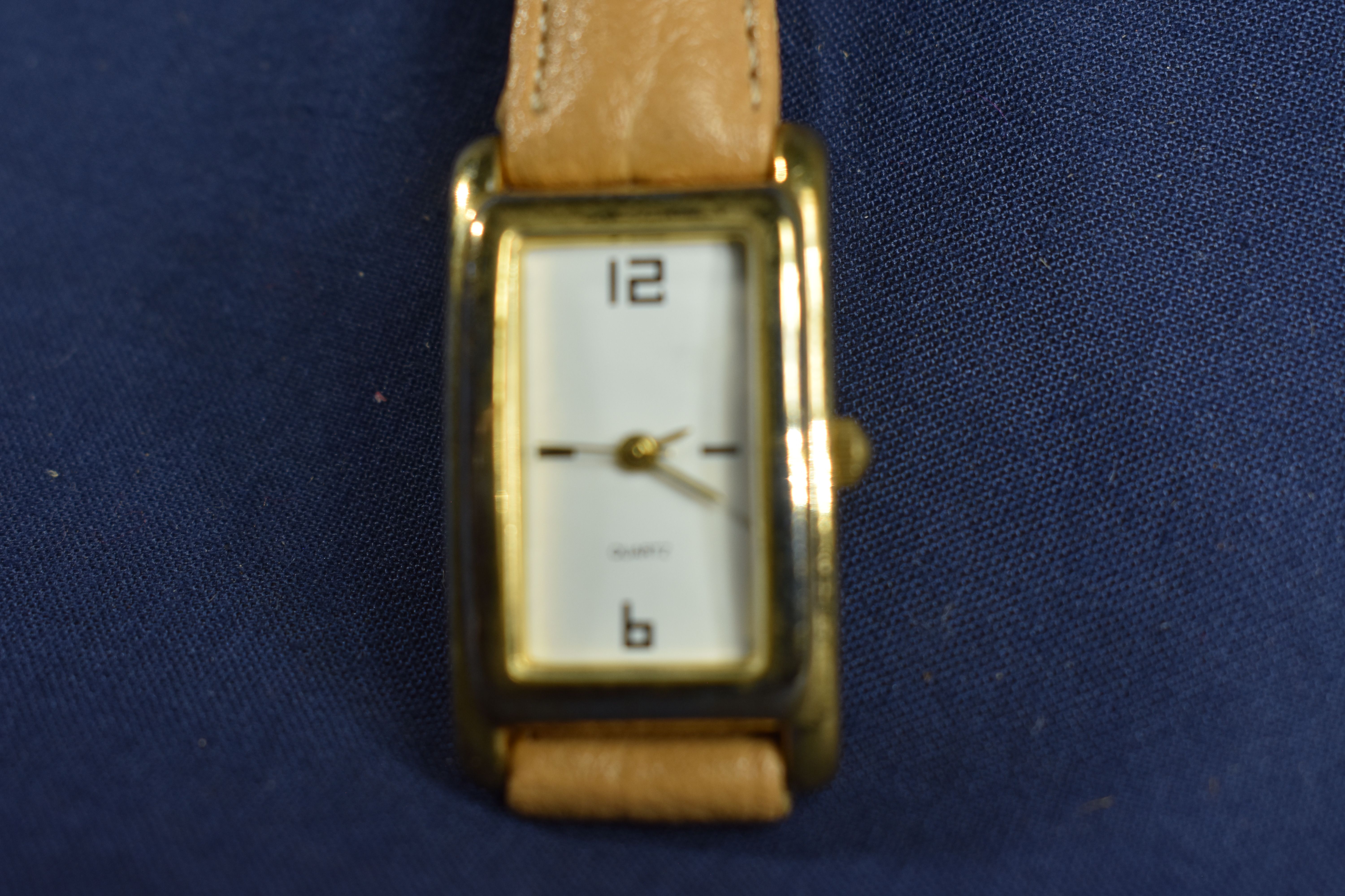 Montre femme digitale rectangulaire marquée au dos 