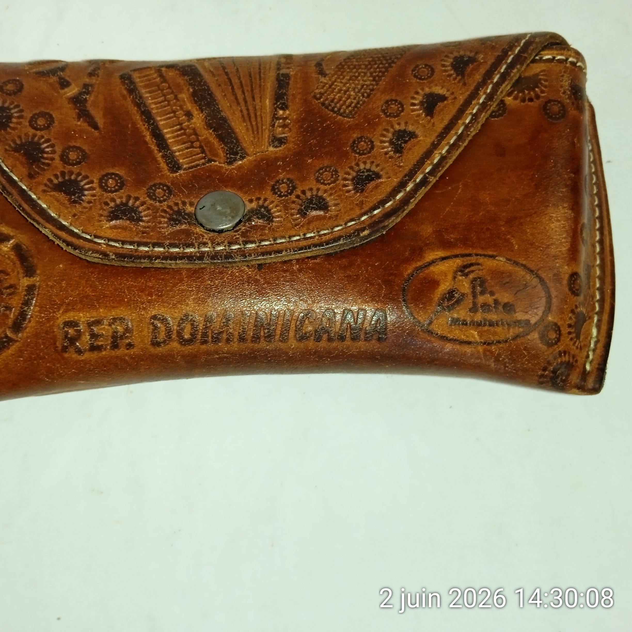 Voir photo 3 de Étui pochette porte-lunettes en cuir repoussé DOMINICANA Étui pochette porte-lunettes en cuir repoussé DOMINICANA Bon état - Vue 3 -