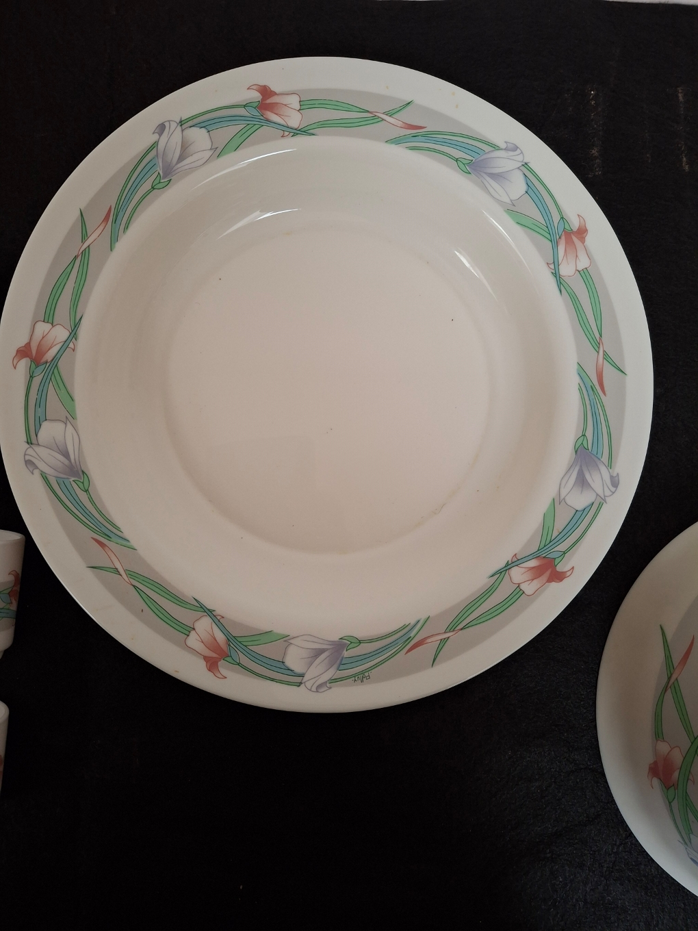 Lot de tasses,plat et saladier ARCOPAL à décor floral Palluy - Photo 2