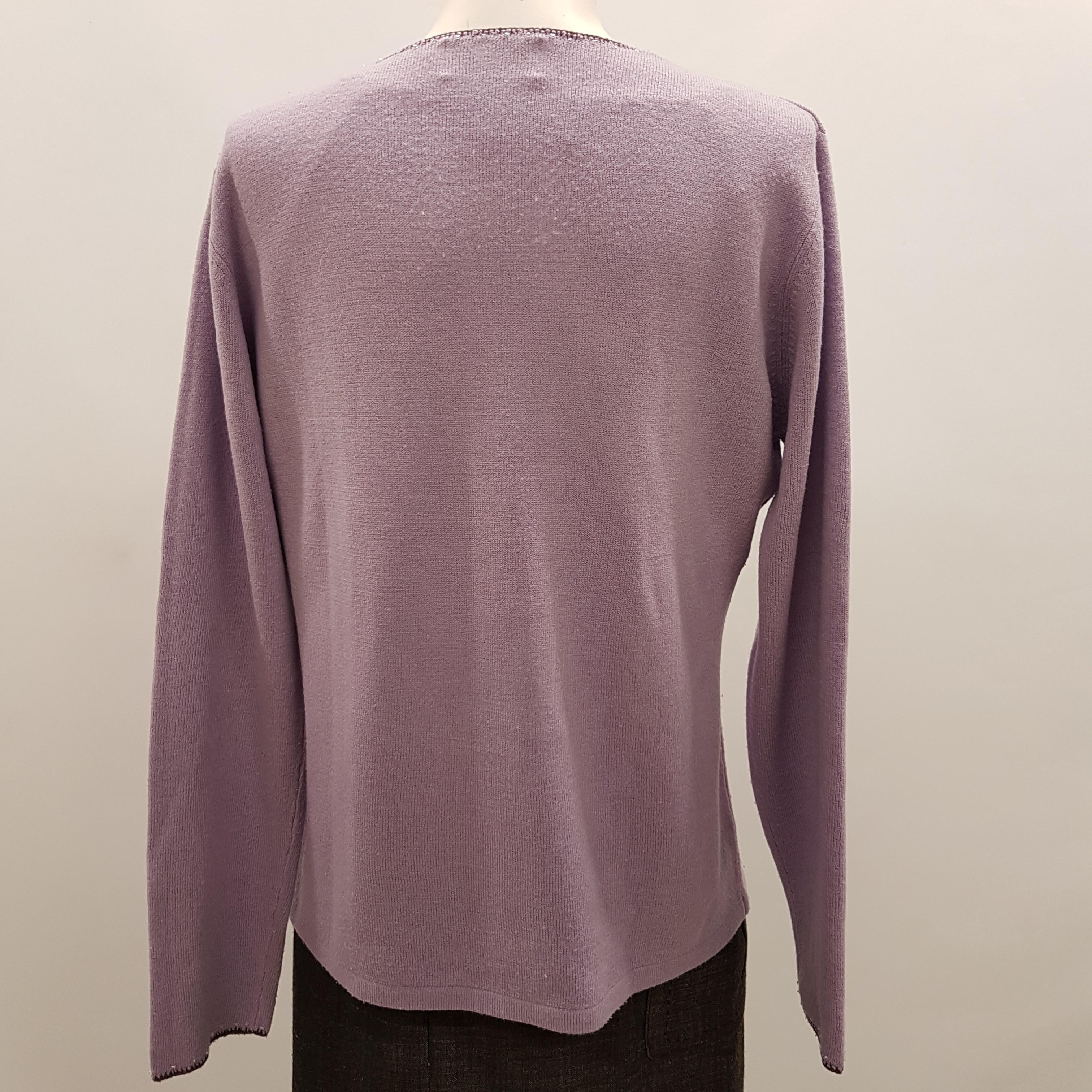 Voir photo 2 de Pull fin mauve - ARMAND THIERY - taille 3 Pull fin mauve - ARMAND THIERY - taille 3 Bon état - Vue 2 -