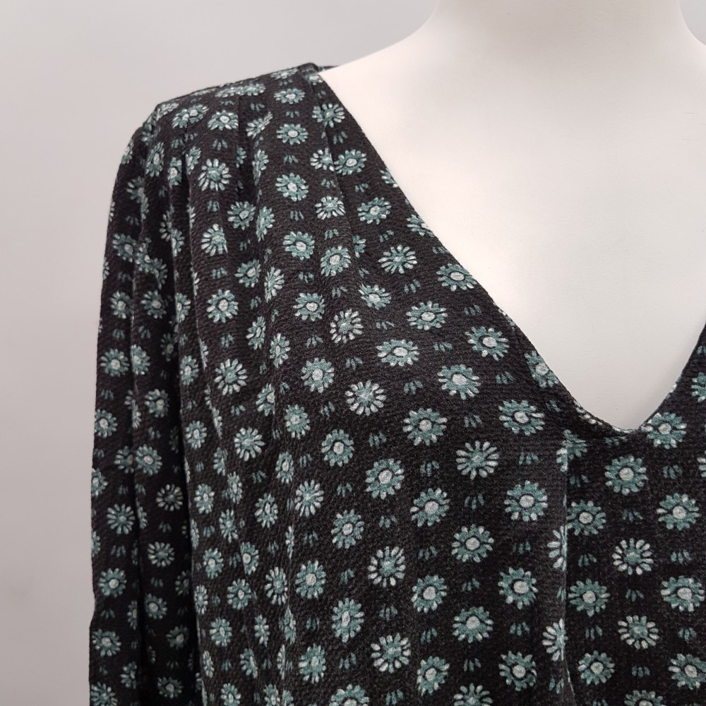 Top noir à petites fleurs blanches et vertes - COMPTOIR DES COTONNIERS - Taille 40 estimée - Photo 4