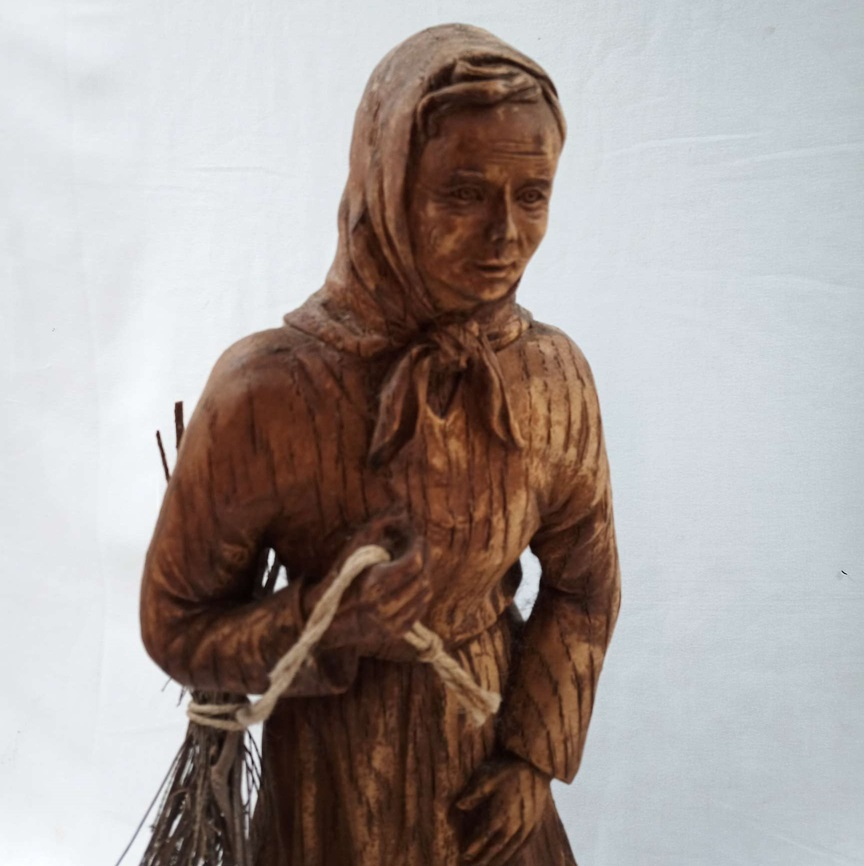 Grand santon en bois. Femme au fagot - Photo 3
