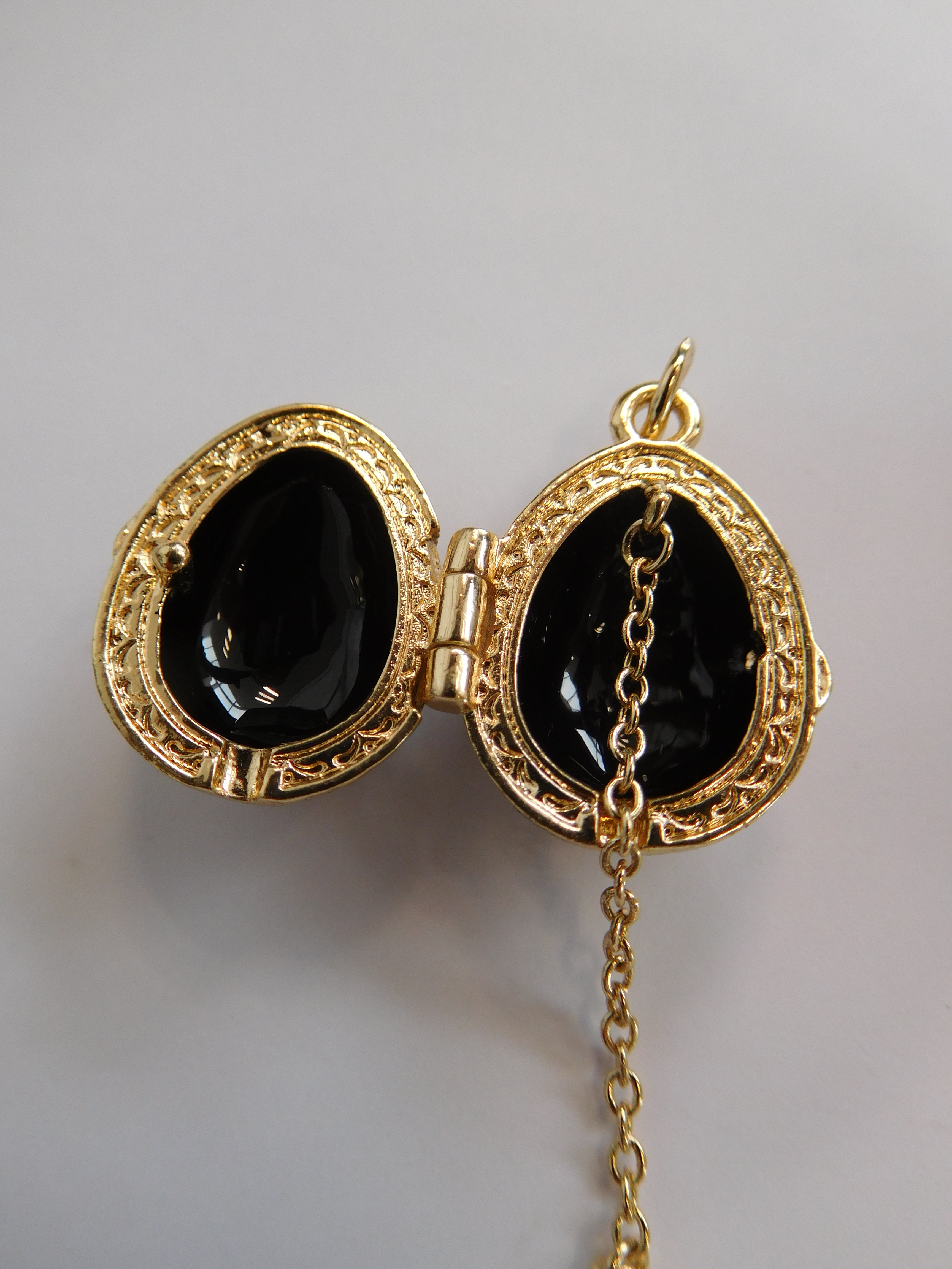 Pendentif Œuf Style Fabergé – Bijou Fantaisie Émaillé Multicolore (Neuf Avec étiquettes)