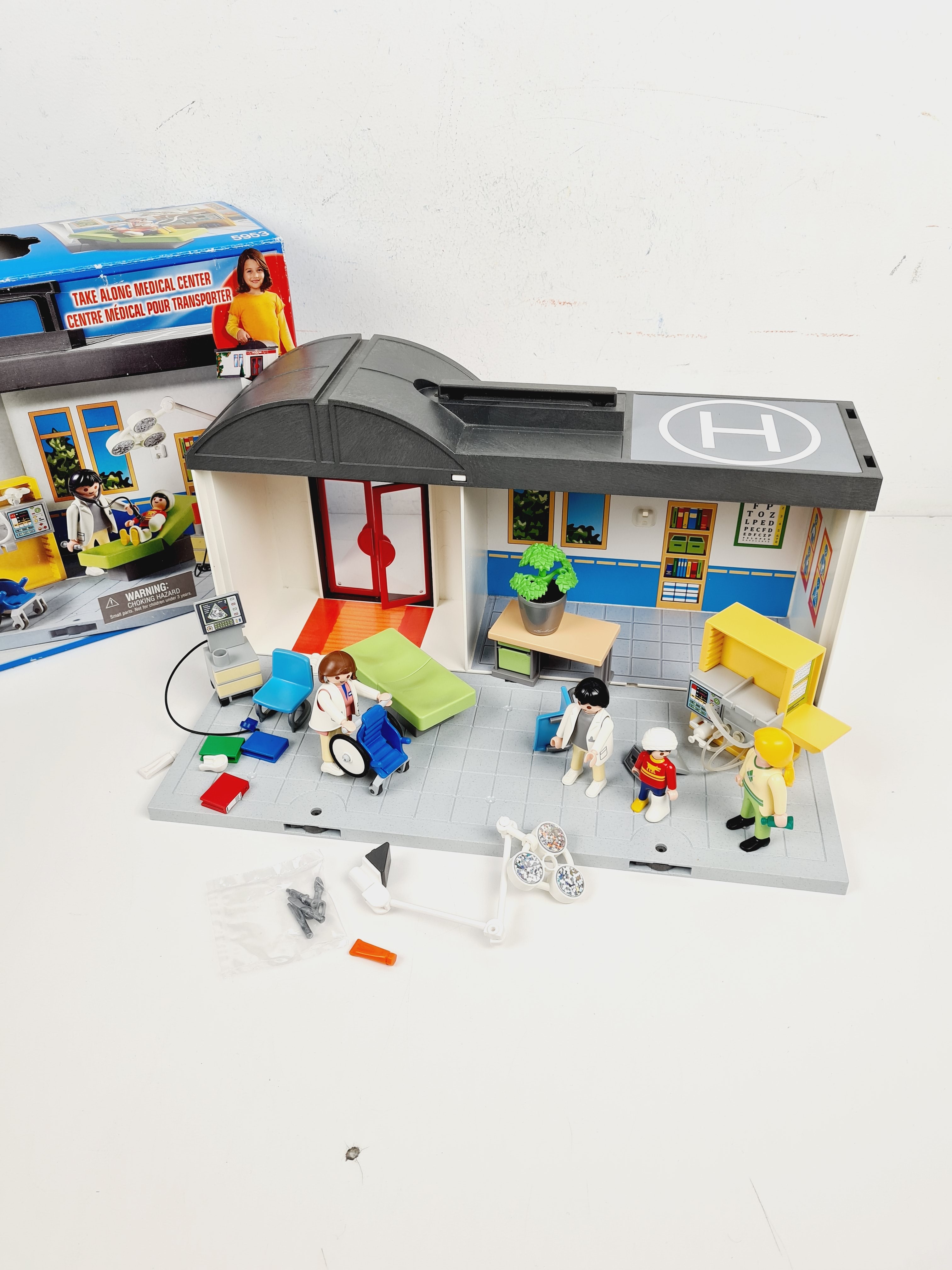 Voir photo 6 de Playmobil - 5953 - City life - 74 pièces - Dès 4 ans Playmobil - 5953 - City life - 74 pièces - Dès 4 ans Bon état - Vue 6 -