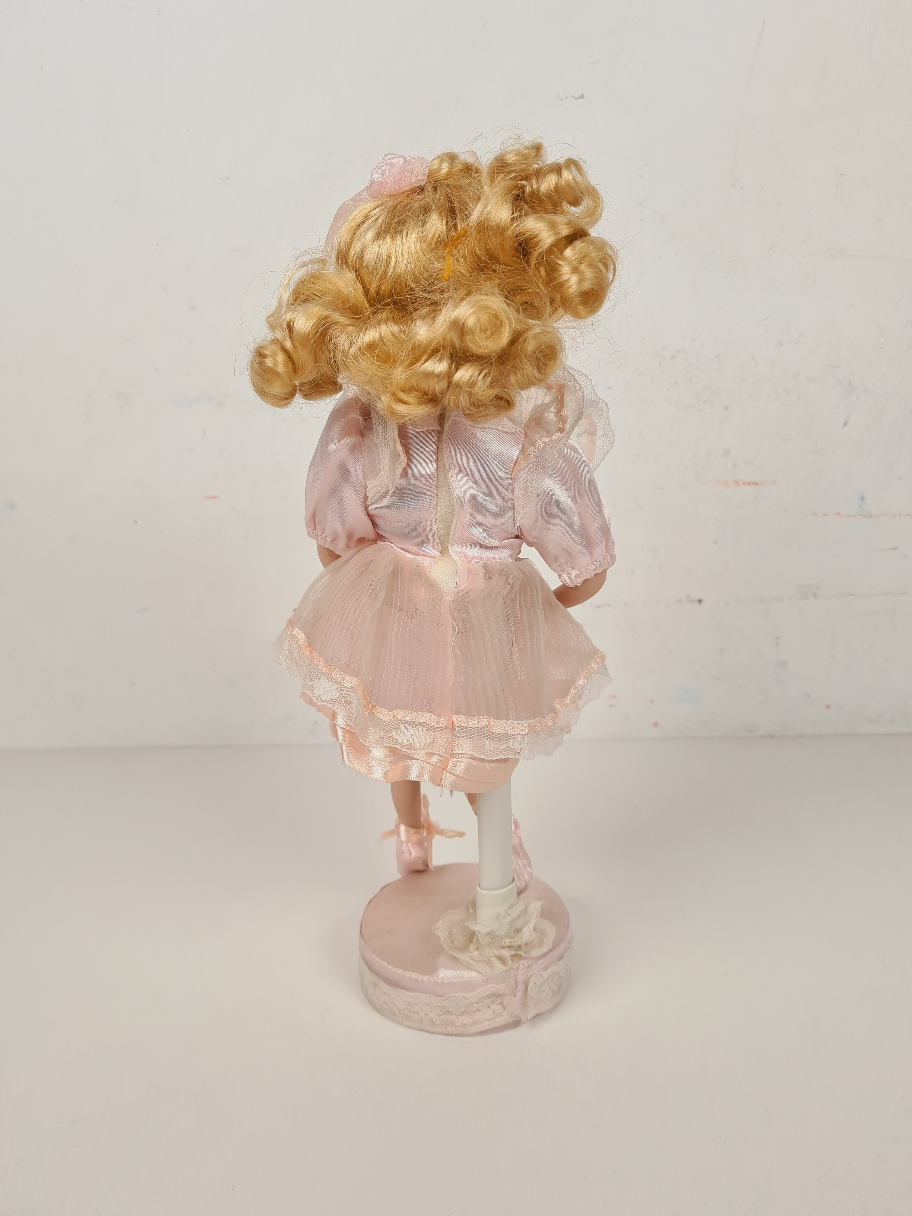 Voir photo 3 de Poupée - Poupée en porcelaine ballerine tutu rose avec son socle - 33 cm Poupée - Poupée en porcelaine ballerine tutu rose avec son socle - 33 cm Bon état - Vue 3 -
