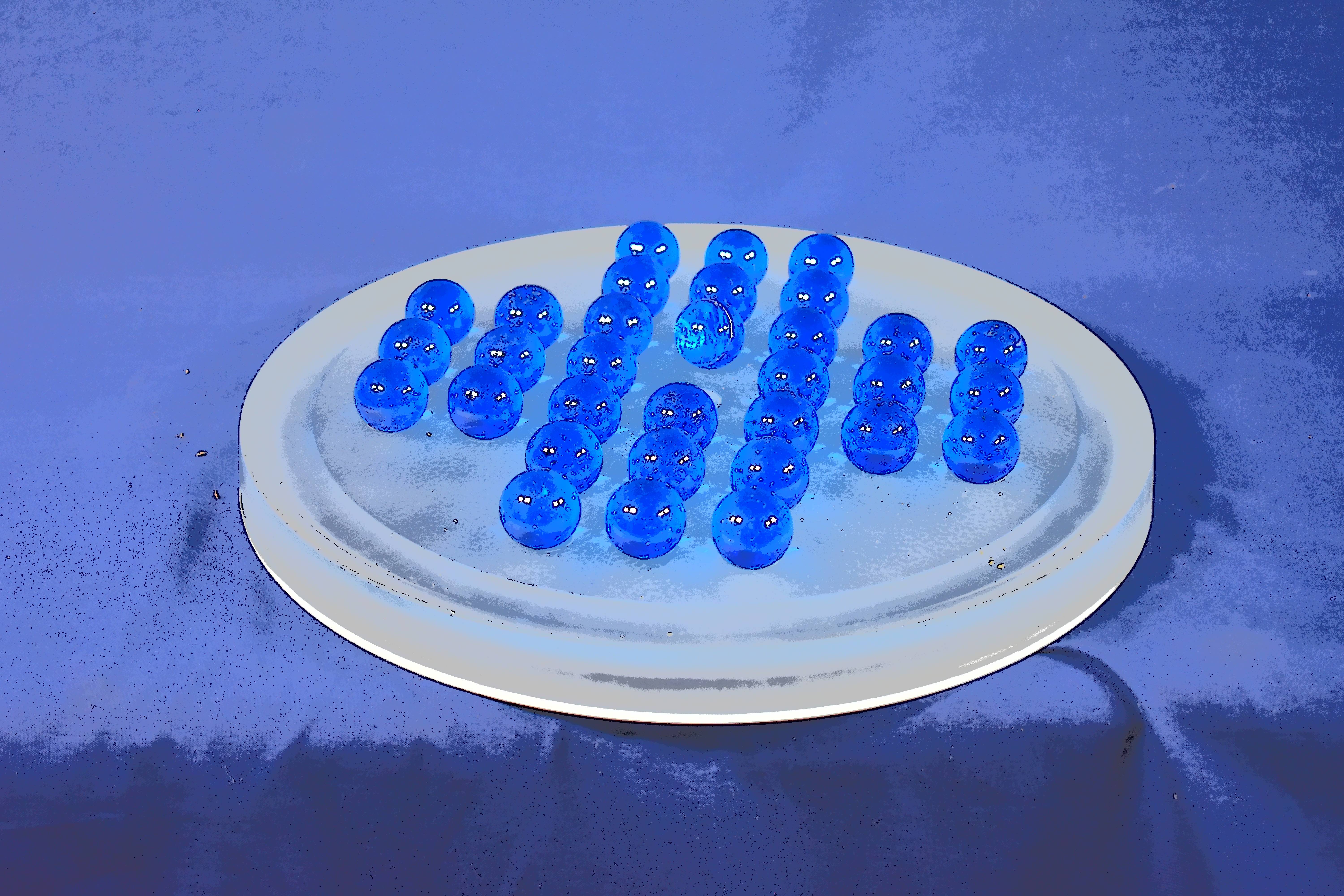 Solitaire en verre translucide avec billes en verre bleu, diamètre 30 cm. Bon état - Vue 3 - 