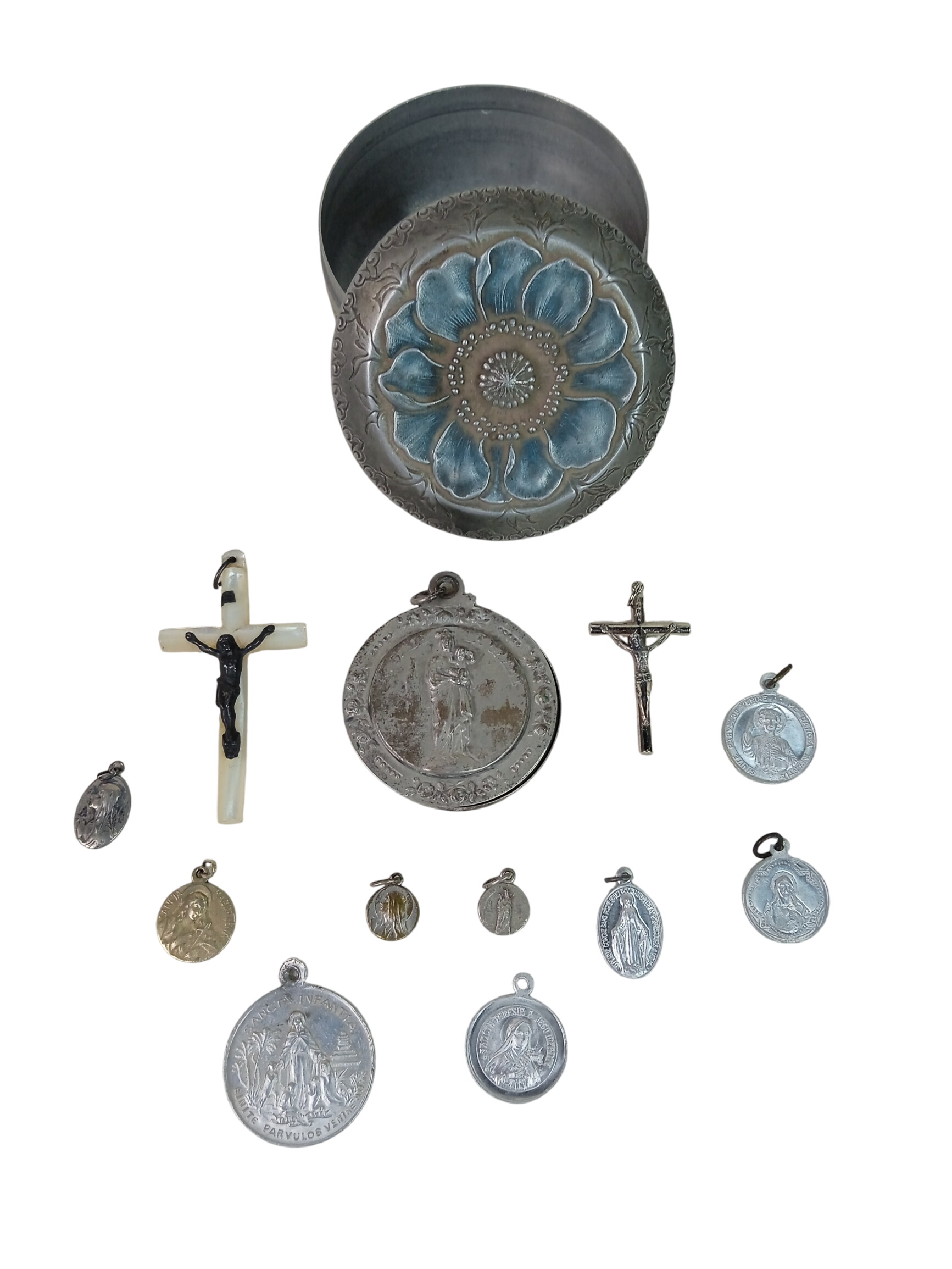 Lot de 12 médaillons religieux dont 2 croix - Photo 0