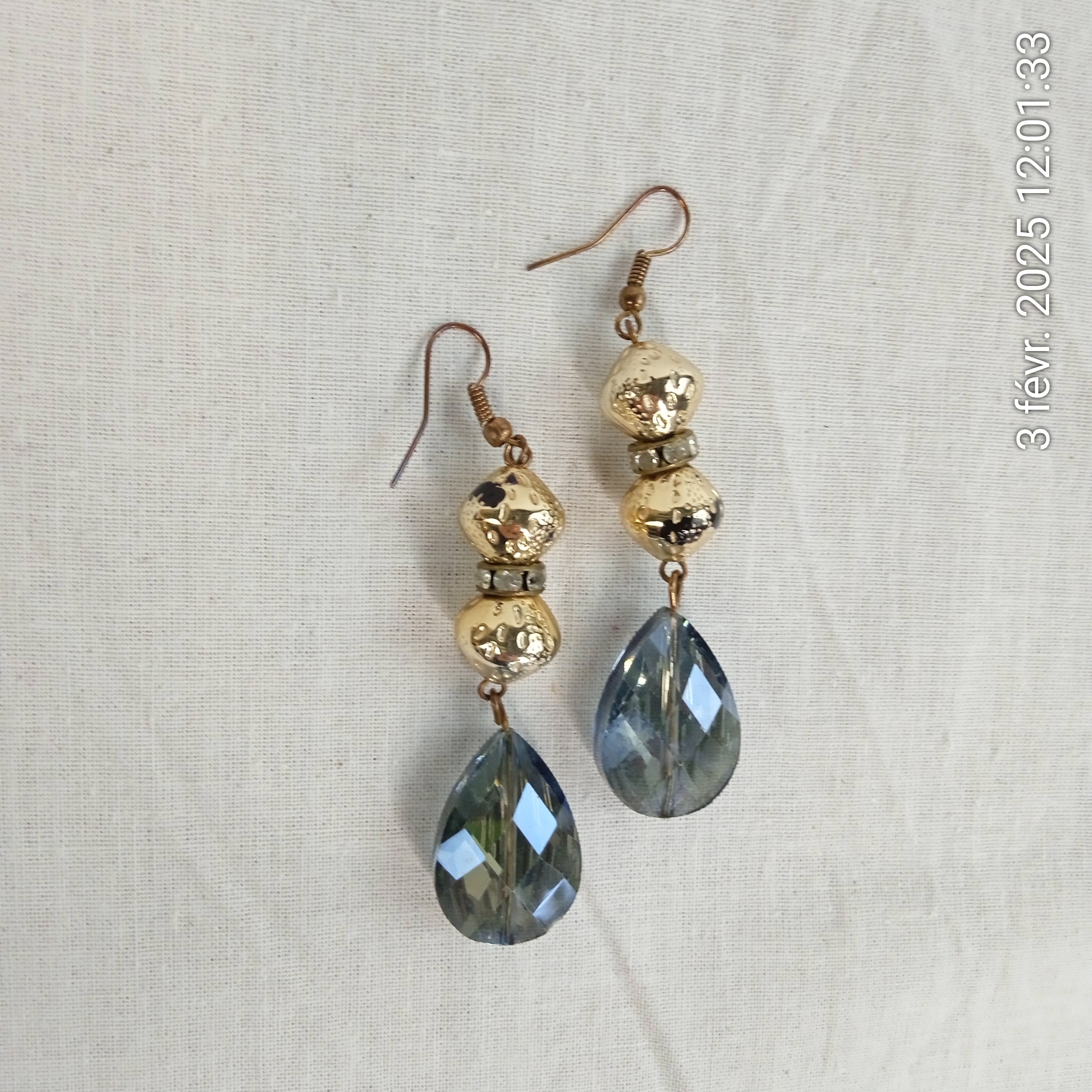 Boucles d'oreilles pendantes en forme de larme en cristal facetté bleu Bon état - Vue 6 - 