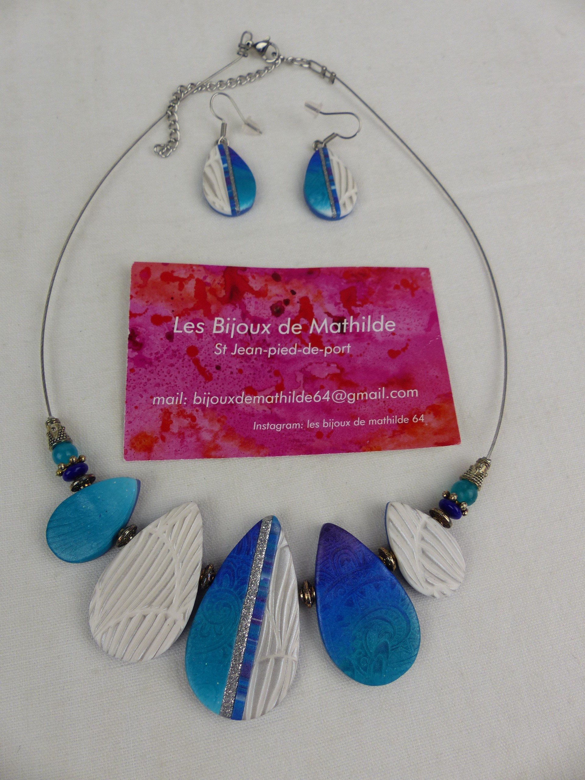 Collier + Boucles d’oreilles bleu blanc bijou fantaisie artisanal Très bon état - Vue 2 - 