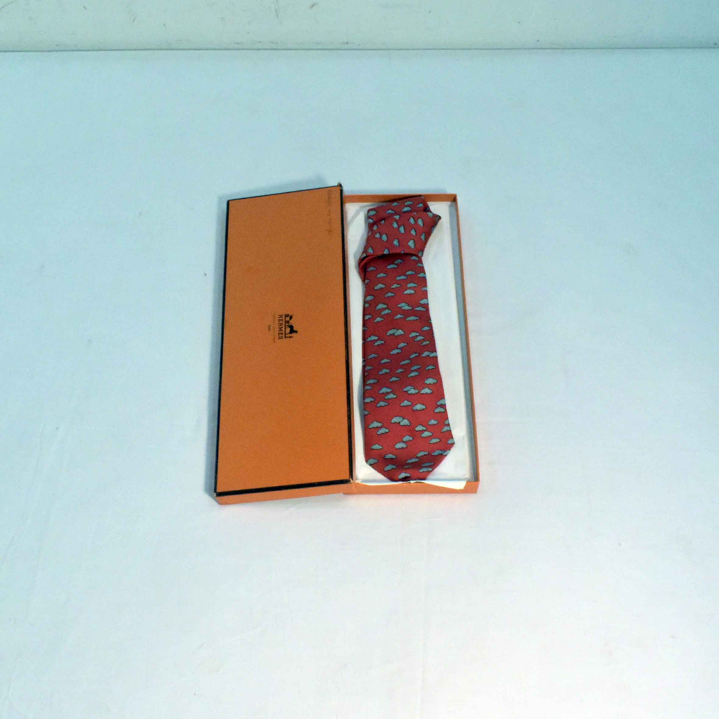 Cravate Fantaisie - Maison Hermès™ 7333 EA - Nuages sur Fond Rouge - Photo 8