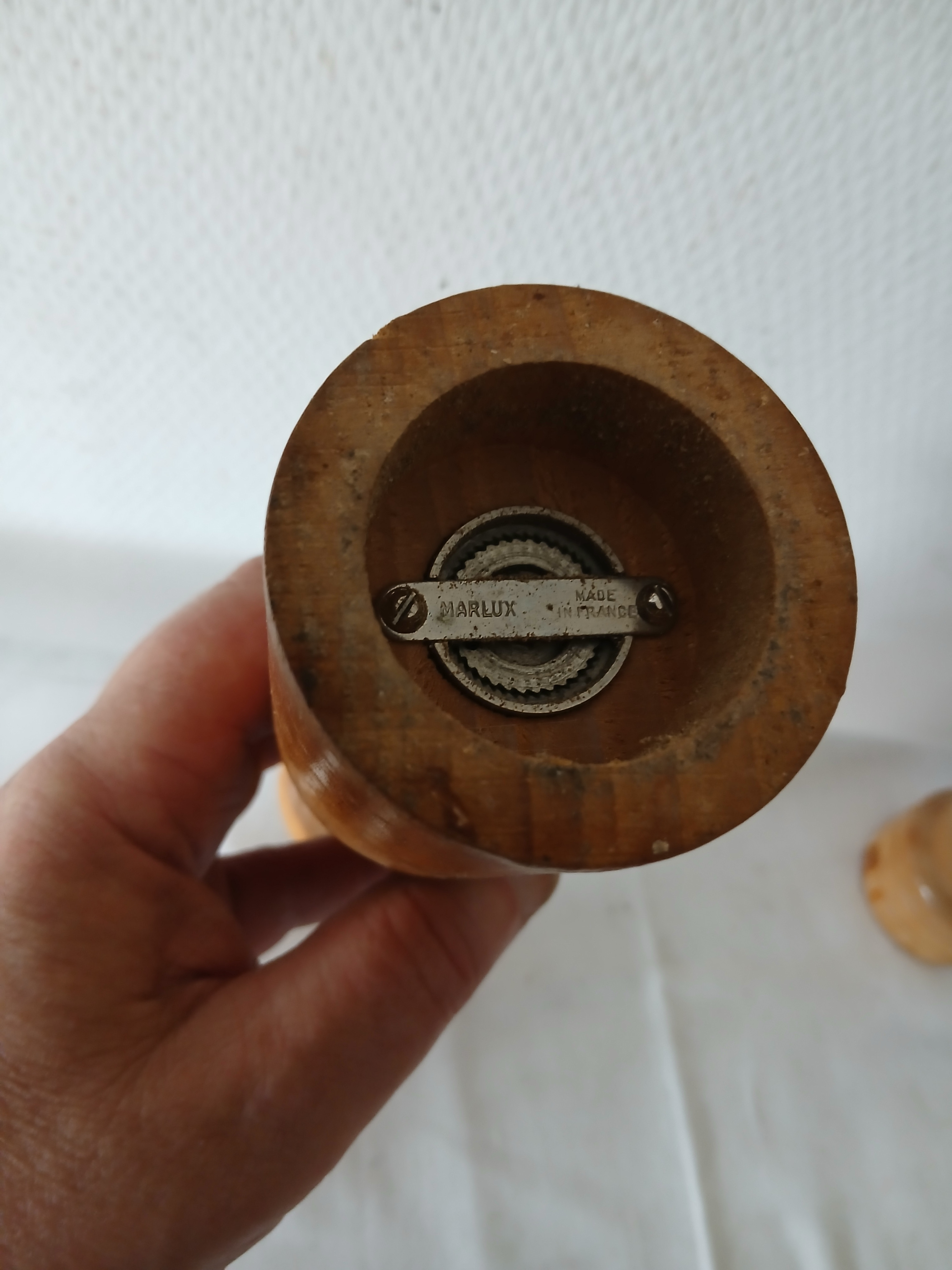 Lot de 3 moulins à poivre en bois dont un peugeot et un marlux. Bon état - Vue 5 - 