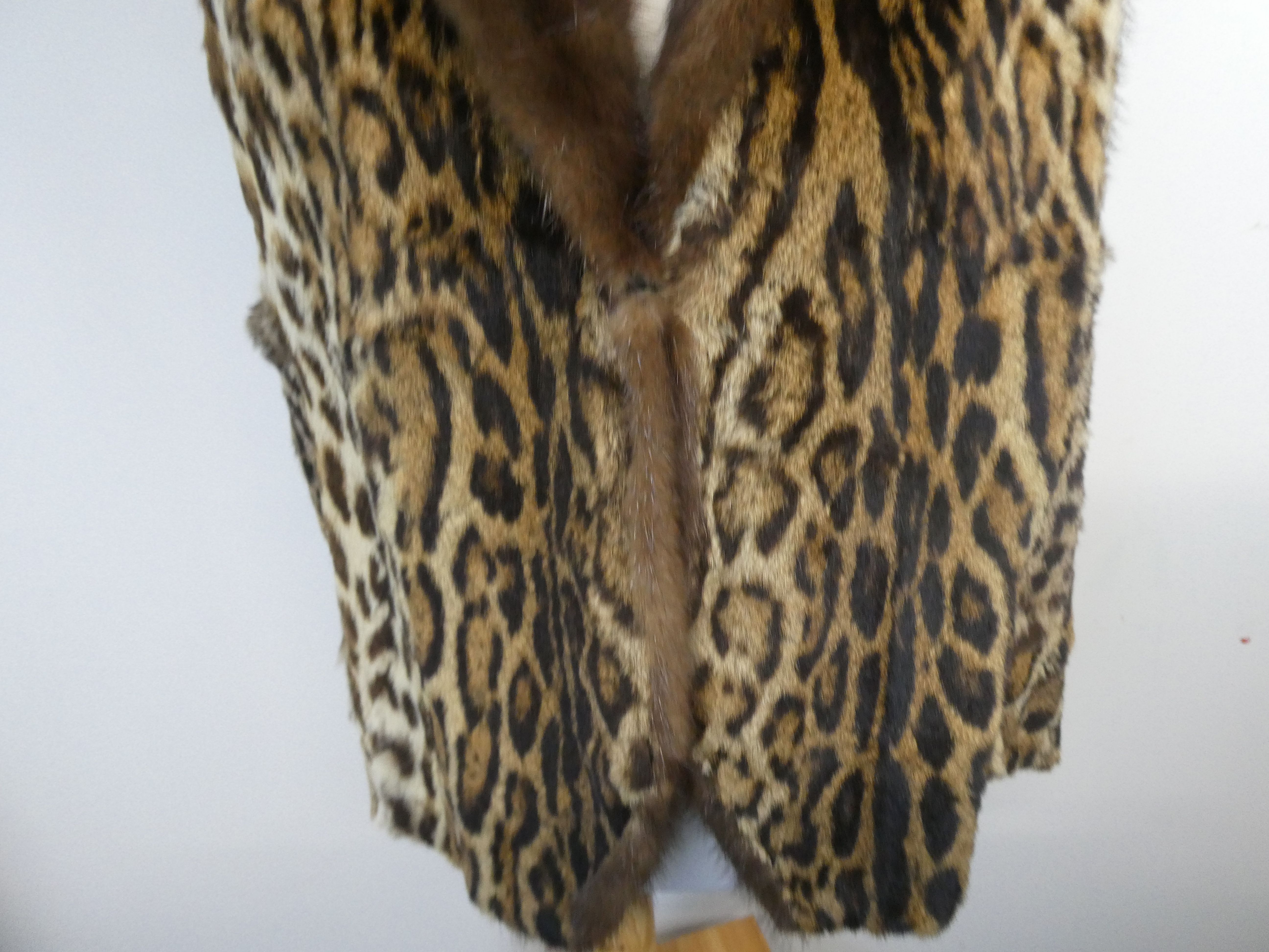 Gilet en fourrure motif léopard sans manches - Photo 6