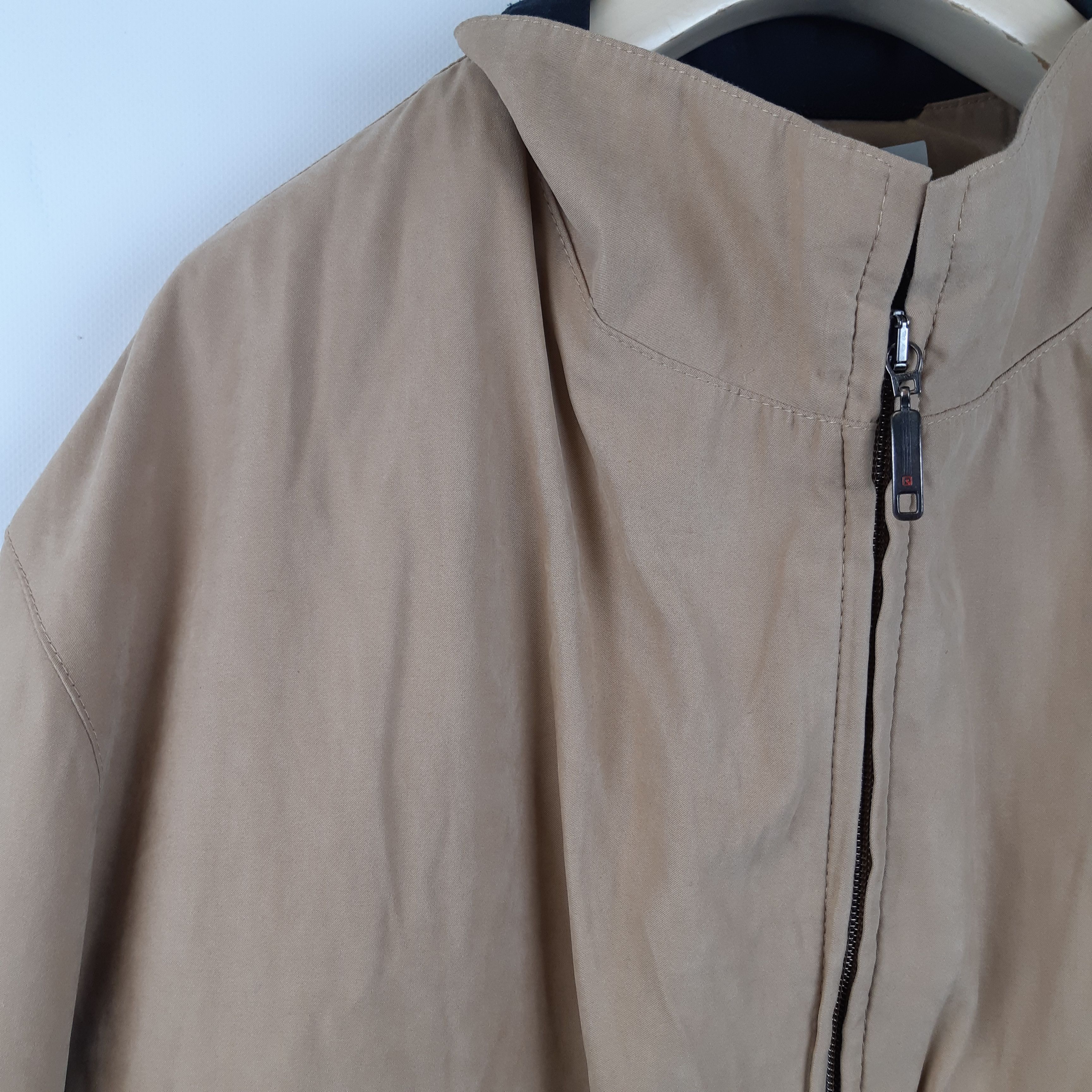Voir photo 2 de Pierre Cardin - Veste chic beige sable - Taille 50 = Epaules Pierre Cardin - Veste chic beige sable - Taille 50 = Epaules Très bon état - Vue 2 -