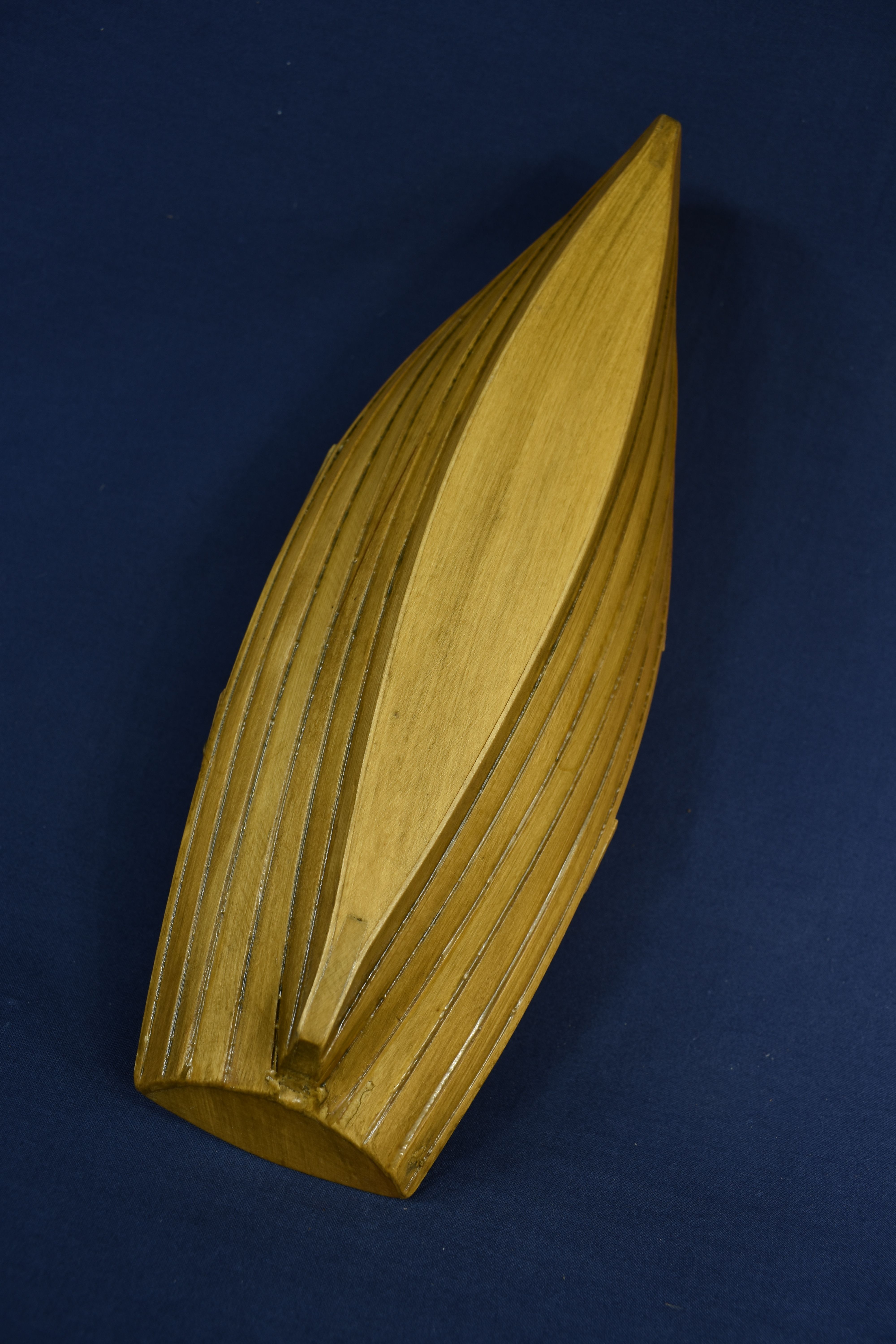 Voir photo 8 de Très belle maquette ancienne, en bois d'un canoë, avec ses 2 rames et sa bouée de sauvetage, longueur 29.5 cm. Très belle maquette ancienne, en bois d'un canoë, avec ses 2 rames et sa bouée de sauvetage, longueur 29.5 cm. Bon état - Vue 8 -