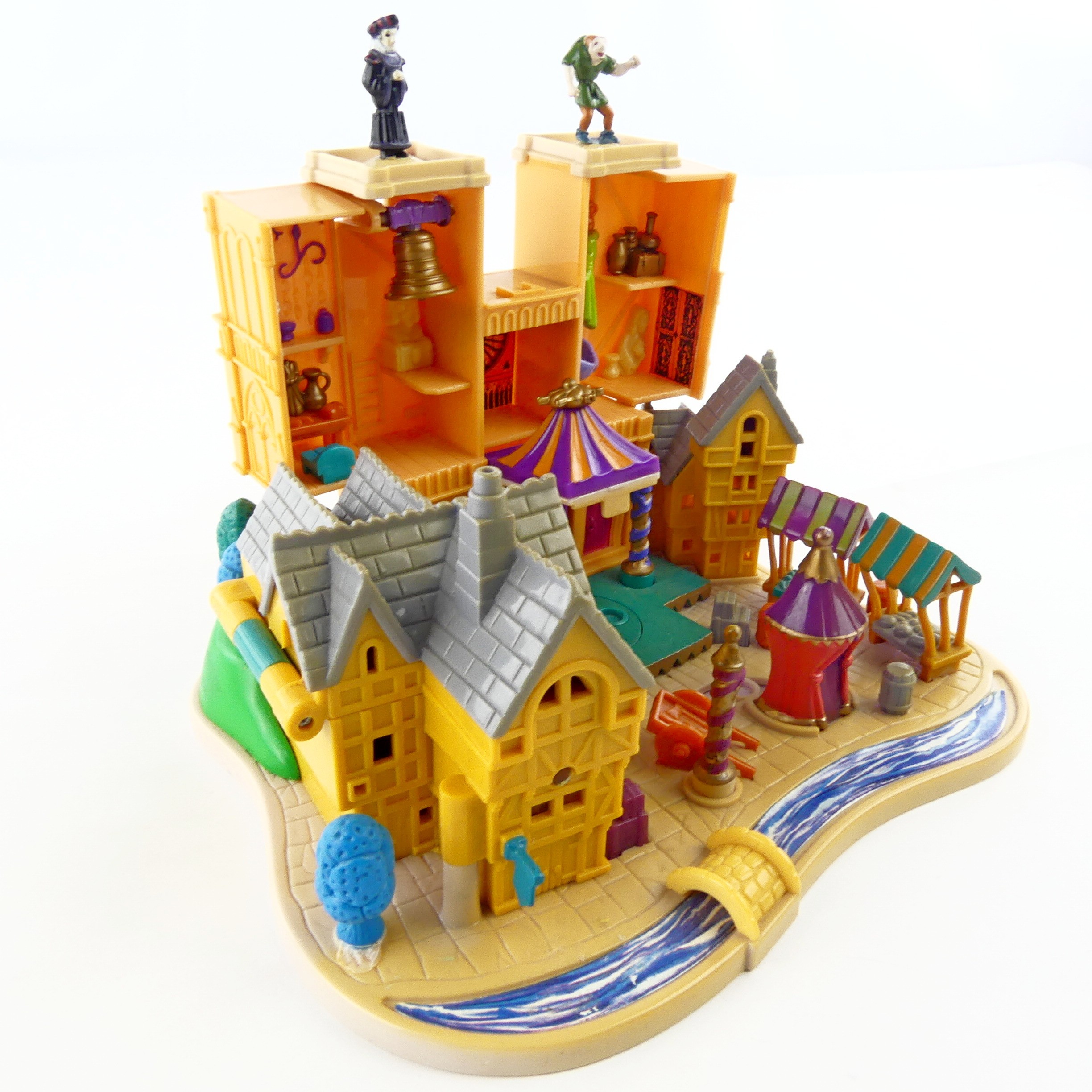Voir photo 6 de Polly Pocket Notre Dame de Paris et 2 figurines Bluebird 1995 Polly Pocket Notre Dame de Paris et 2 figurines Bluebird 1995 Bon état - Vue 6 -