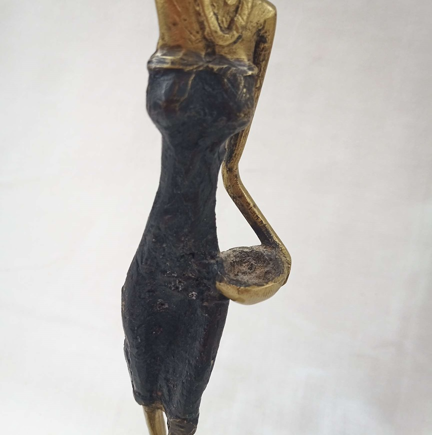 Statue de femme africaine en bronze. Très bon état - Vue 3 - 