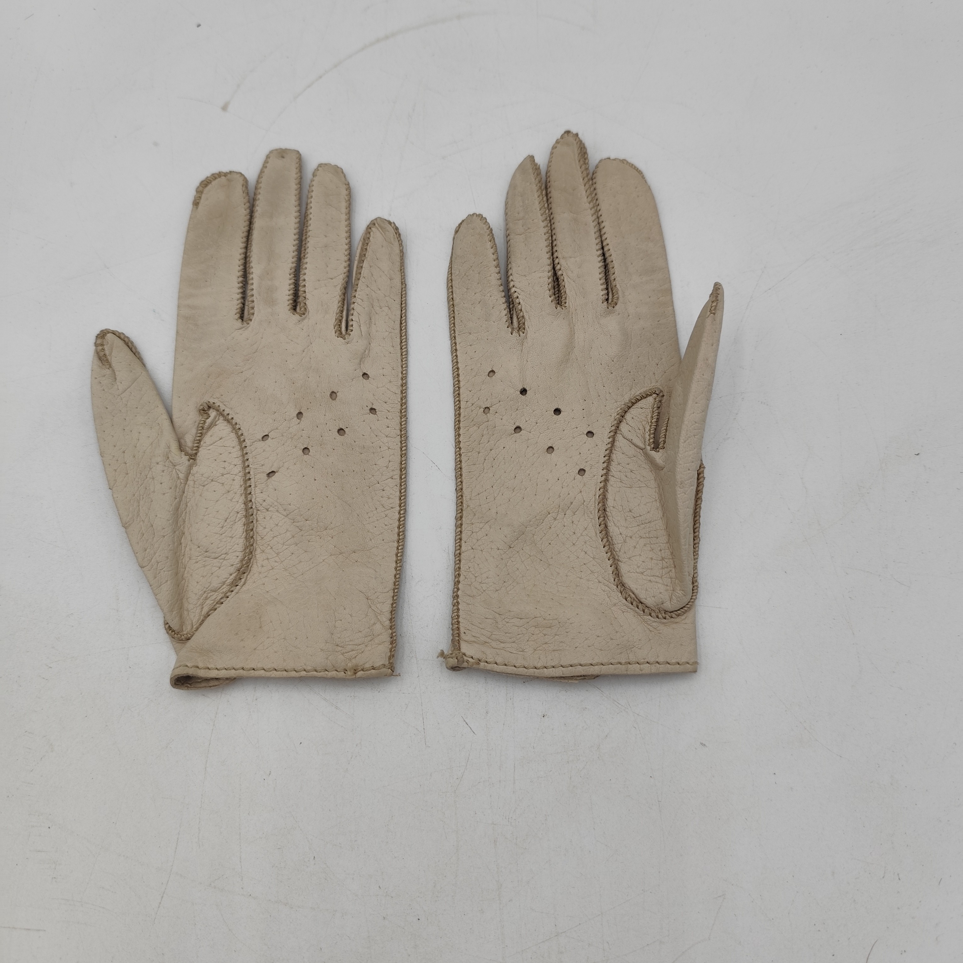 Voir photo 2 de Paire de gants en cuir blanc - Femme Paire de gants en cuir blanc - Femme Bon état - Vue 2 -