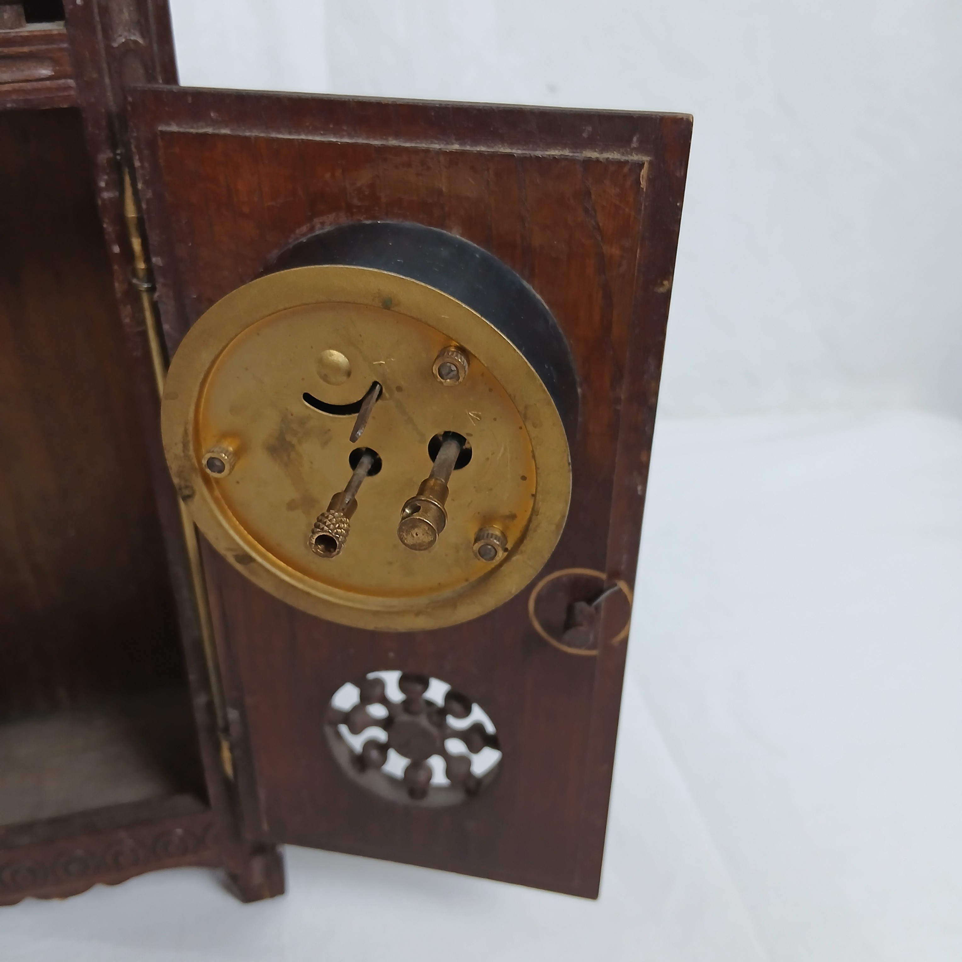 Voir photo 9 de ARMOIRE POUR POUPÉE BRETONNE AVEC HORLOGE MÉCANIQUE VINTAGE ARMOIRE POUR POUPÉE BRETONNE AVEC HORLOGE MÉCANIQUE VINTAGE État correct - Vue 9 -