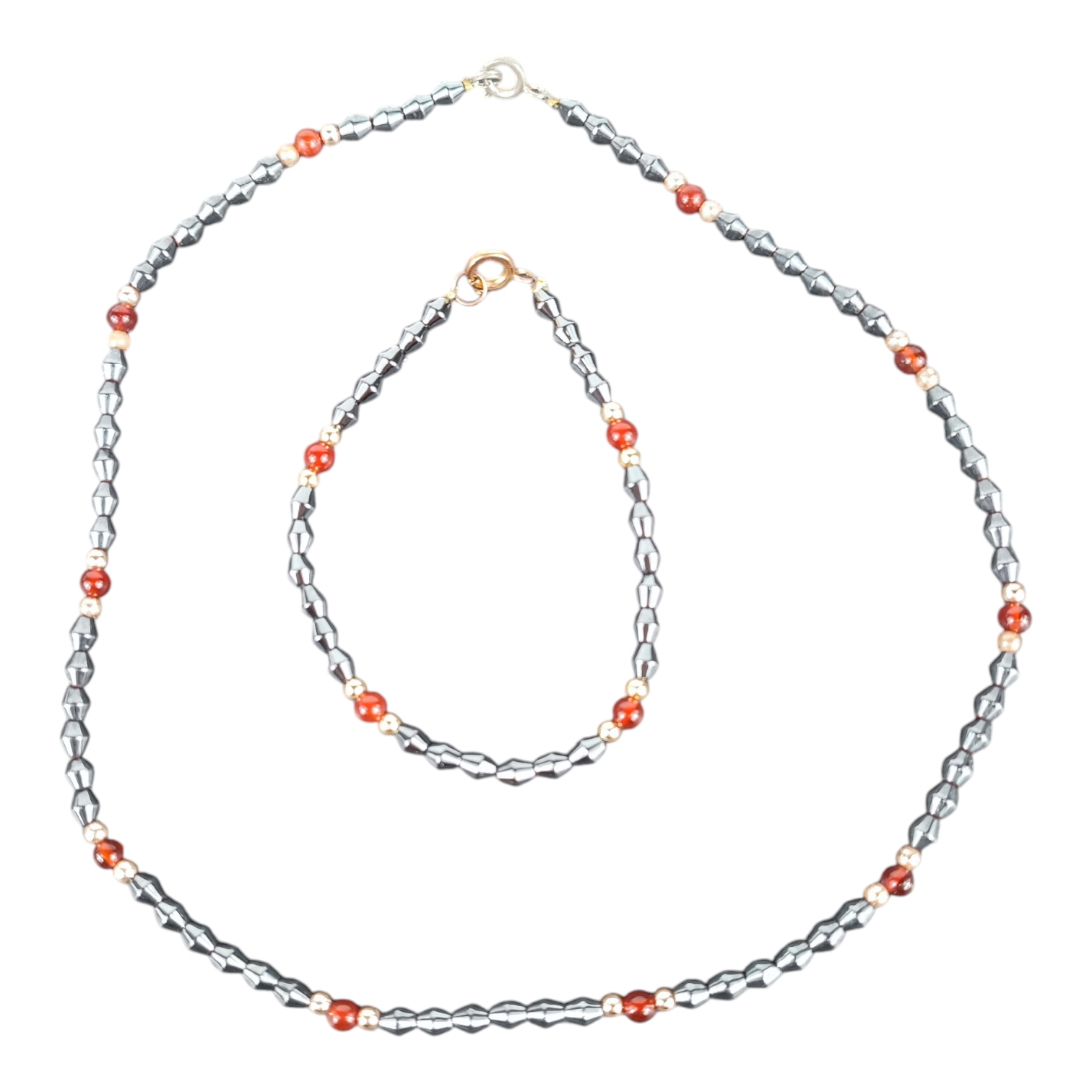 Acheter Collier et bracelet en perles d'hématite et perles façon cornaline Bon état - 10,00 € Collier et bracelet en perles d'hématite et perles façon cornaline Bon état - reconditionné disponible sur Label Emmaüs