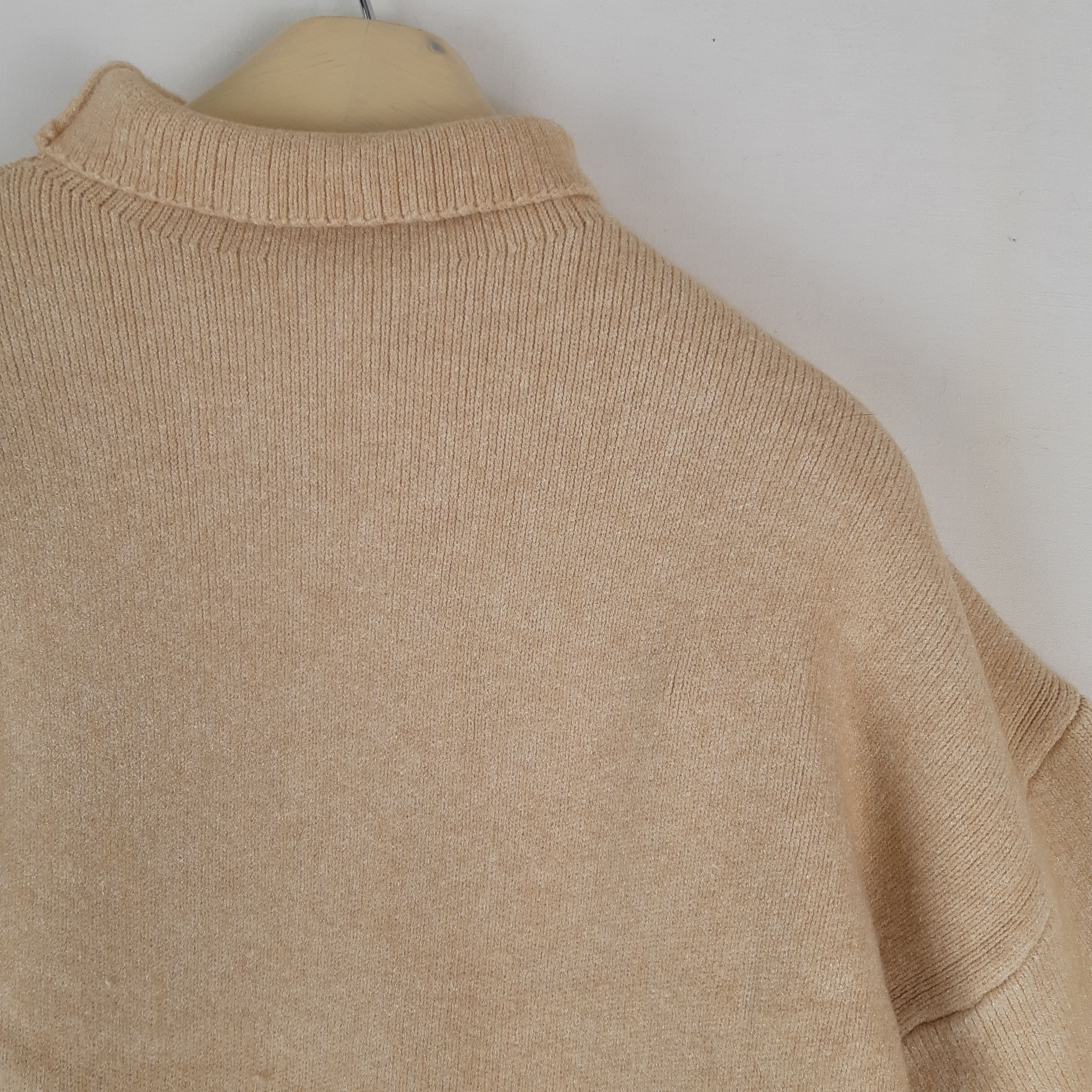 In April 1986 - Pull col montant beige - Taille mesures Carrure= 52 Poitrine= 48 Longueur= 53  - Vue 2 - 