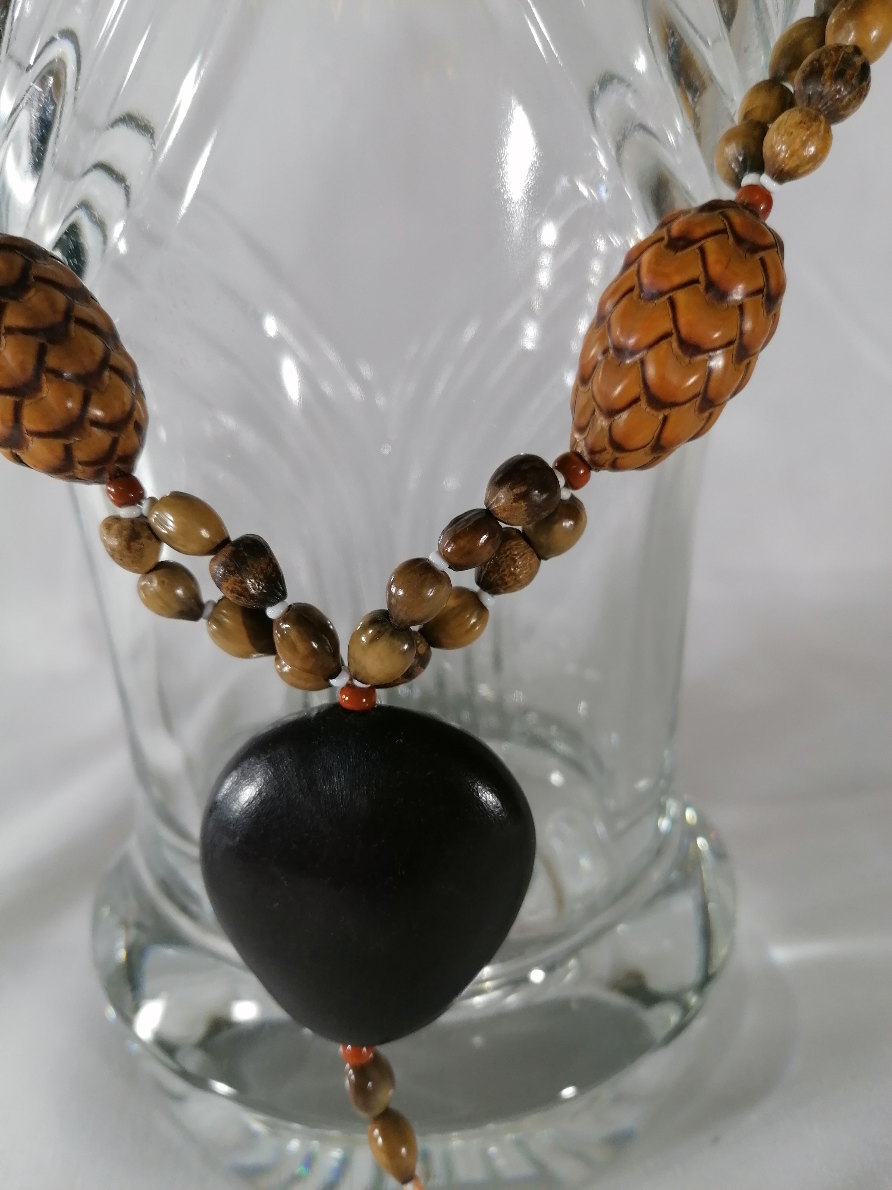 Voir photo 2 de Collier de grosses perles en bois Collier de grosses perles en bois Très bon état - Vue 2 -
