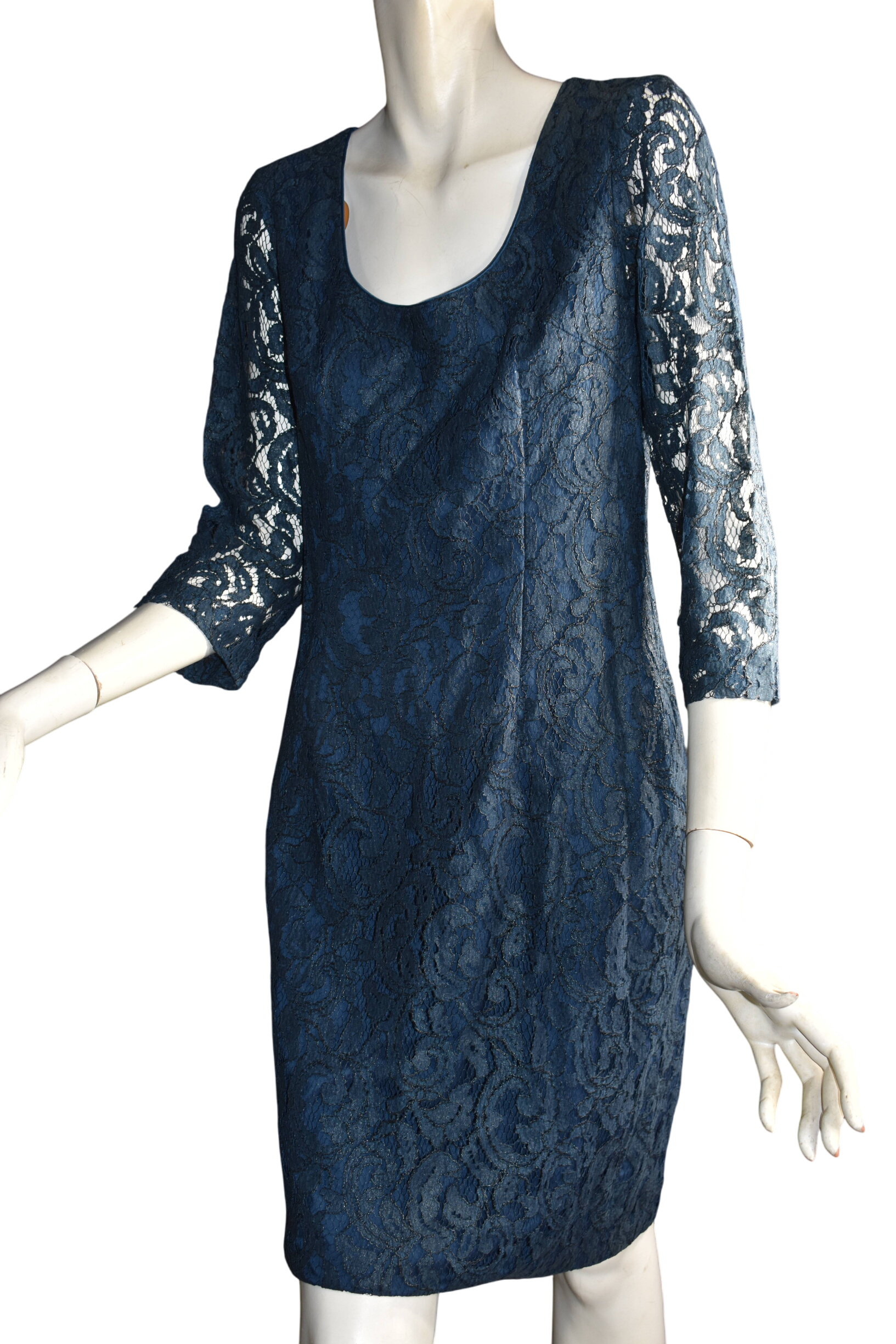 Acheter Robe Georges RECH bleu marine en dentelle, doublure satin bleu, manches 3/4, taille 38. Bon état - 35,00 € Robe Georges RECH bleu marine en dentelle, doublure satin bleu, manches 3/4, taille 38. Bon état - reconditionné disponible sur Label Emmaüs
