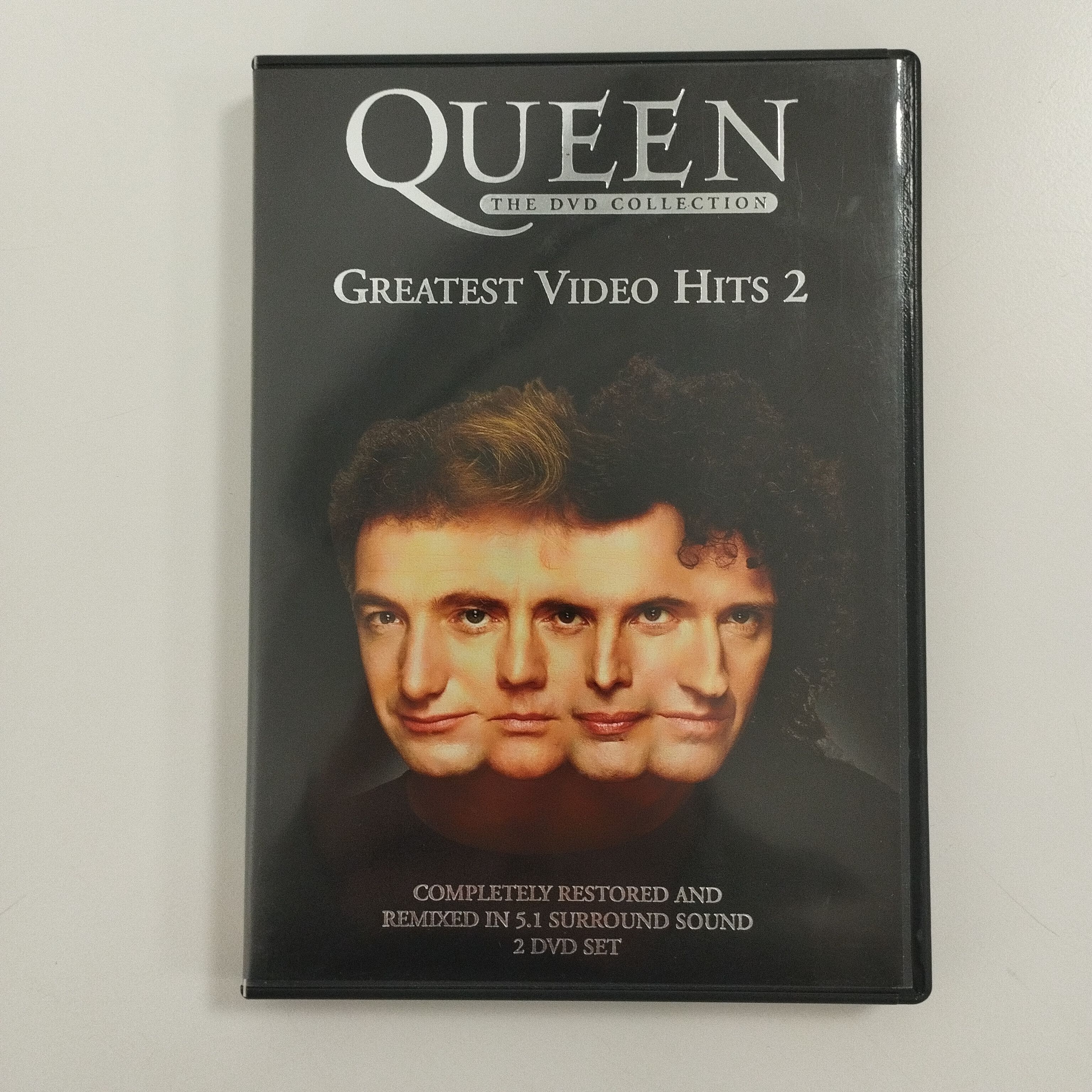 Voir photo 6 de Lot de 2 mini-coffrets DVD musicaux : Queen - Greatest Video Hits volumes 1 & 2 Lot de 2 mini-coffrets DVD musicaux : Queen - Greatest Video Hits volumes 1 & 2 Très bon état - Vue 6 -