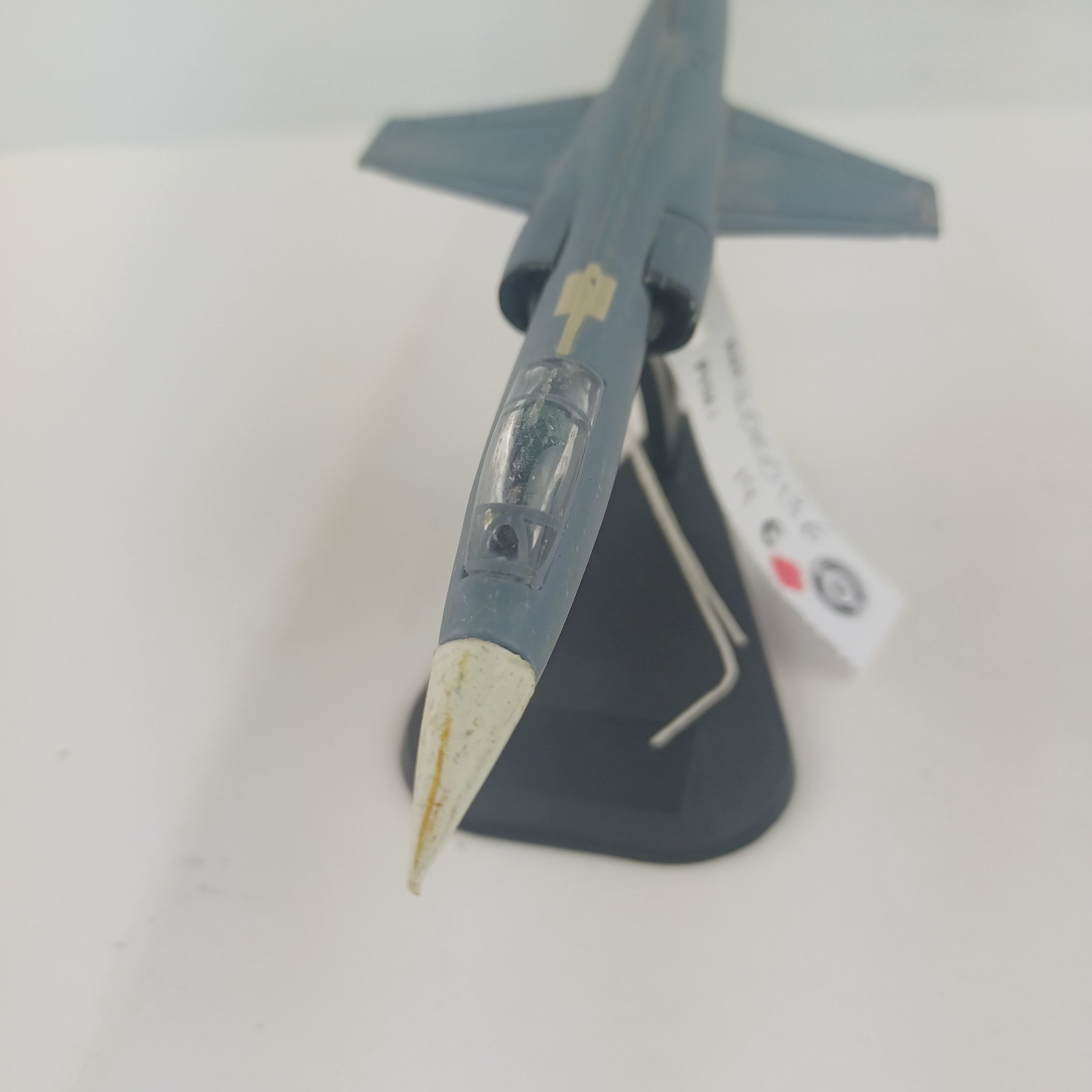 Avion militaire miniature Bon état - Vue 3 - 