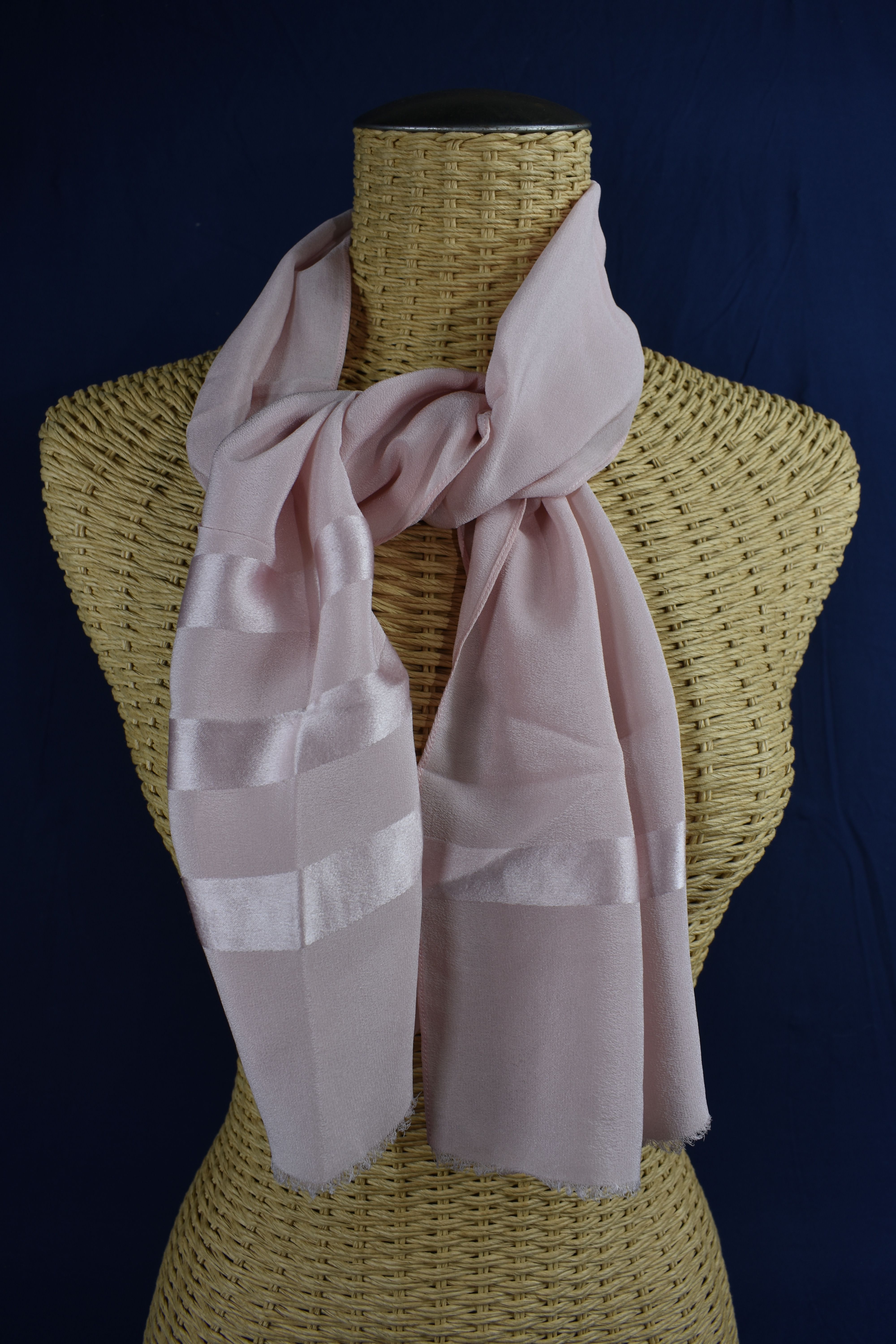 Echarpe en crêpe de soie rose poudré ( 135 X 26 cm ) et carré OSTINELLI, camaïeu rose à motifs automobile 