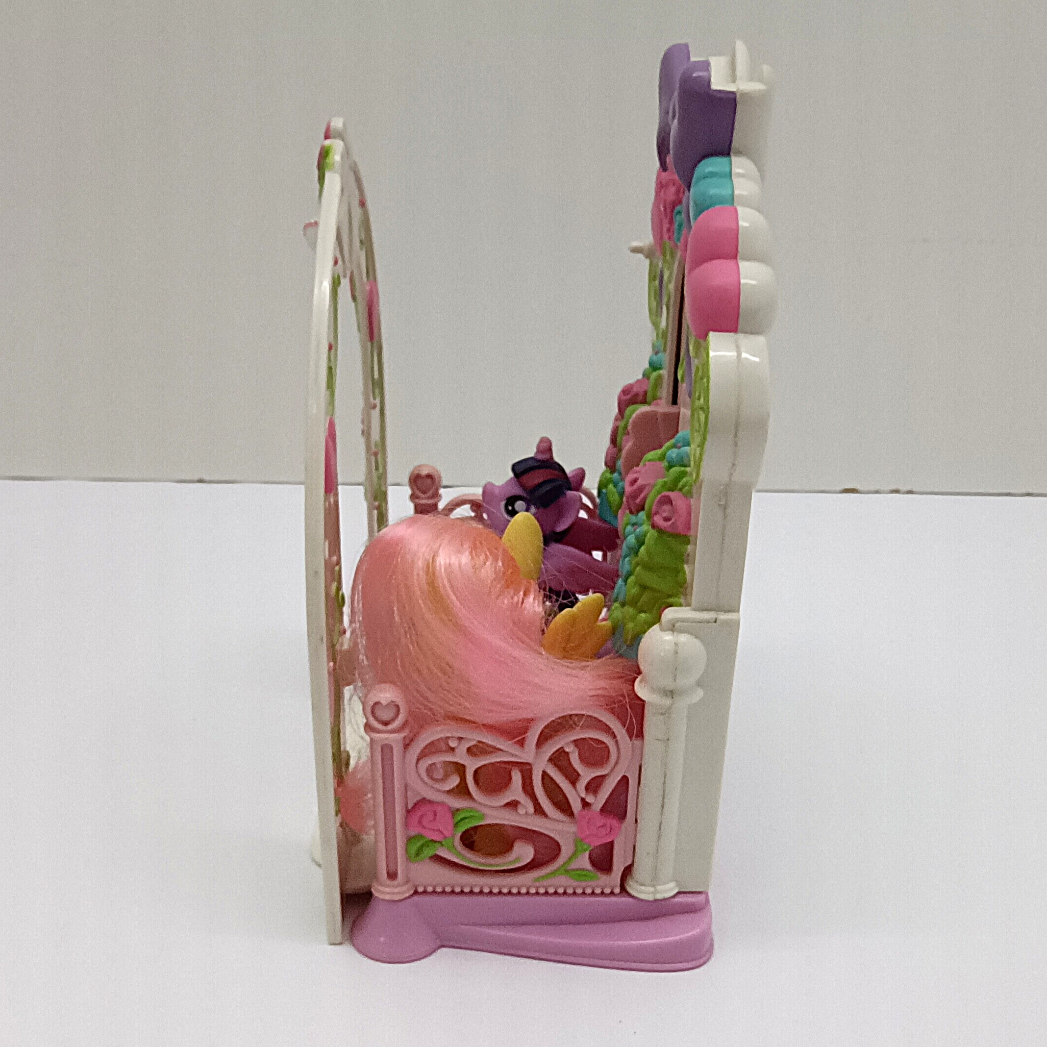 Voir photo 6 de Chapelle My Little Pony avec décor floral et deux figurines de remplacement Chapelle My Little Pony avec décor floral et deux figurines de remplacement Bon état - Vue 6 -