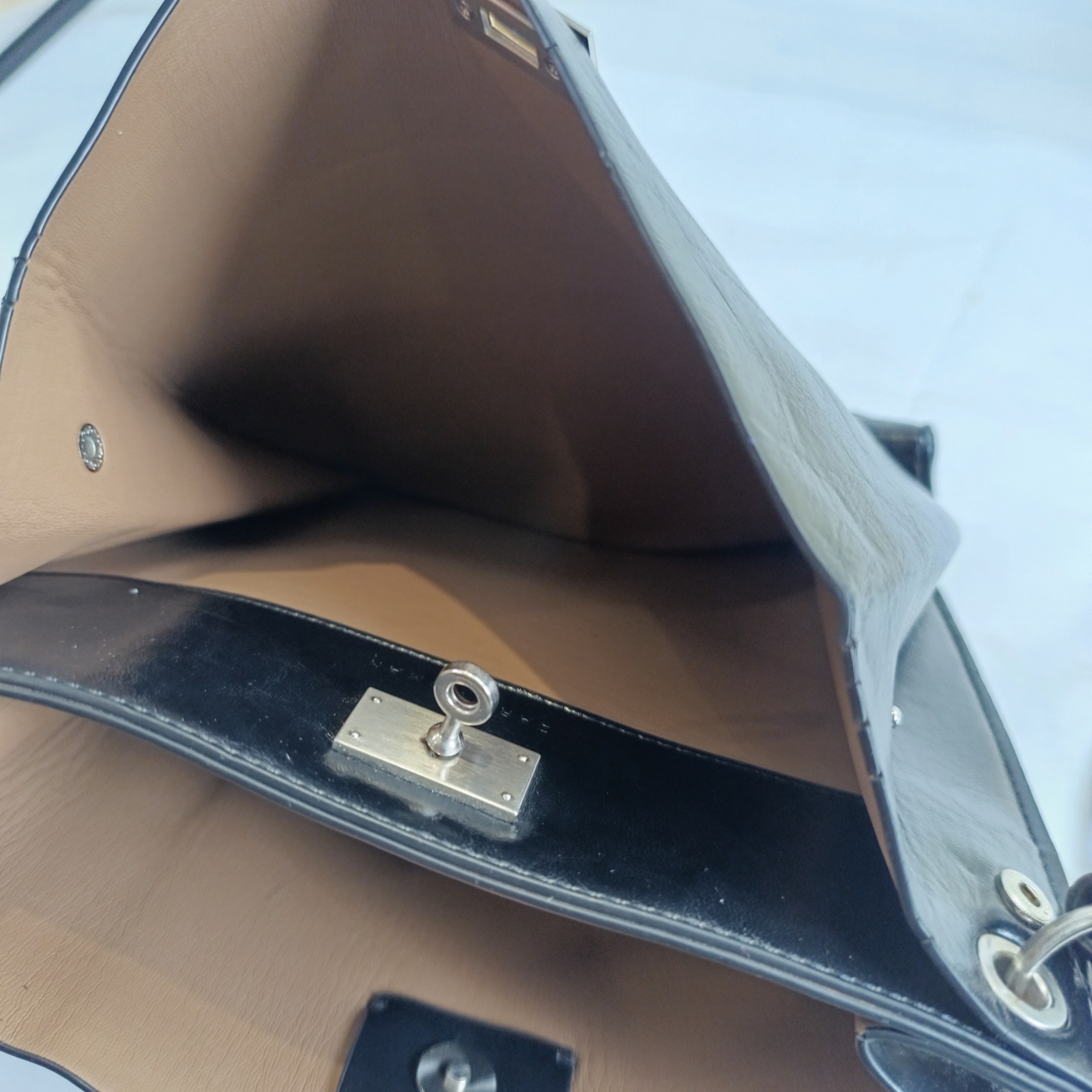 Sac bandoulière noir en simili-cuir. - Photo 2