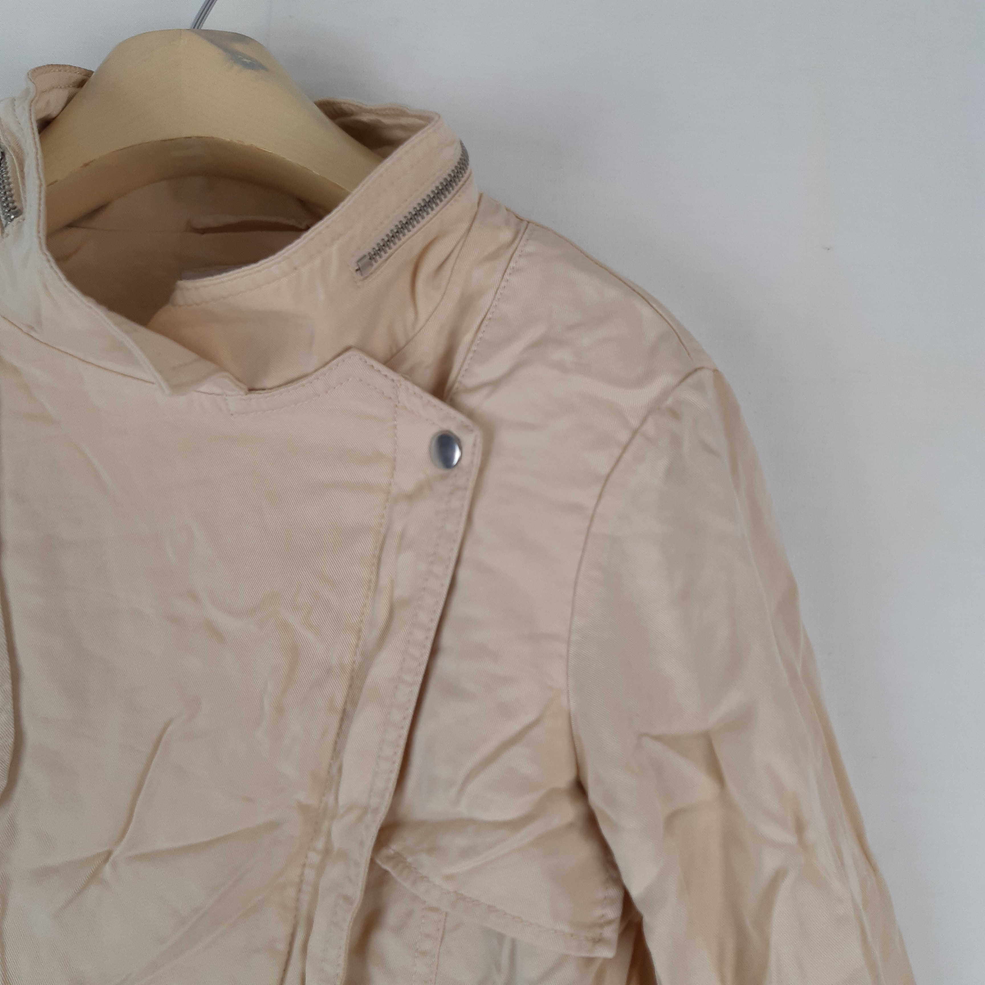 Esprit - Veste beige clair lyocell - Taille 36 mesures Carrure= 41 Poitrine= 44 Longueur= 53 Bon état - Vue 2 - 