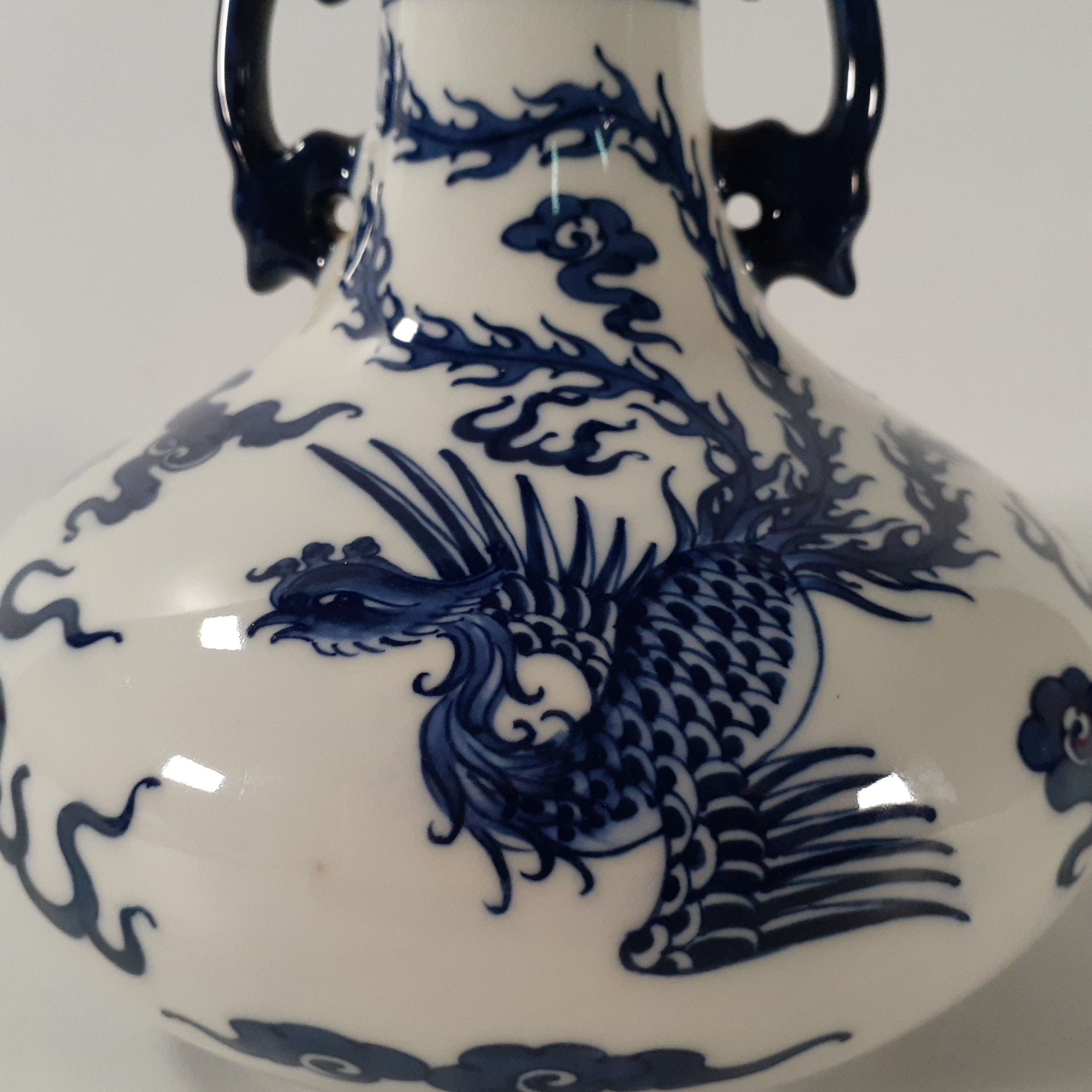 Voir photo 6 de Vase en porcelaine blanc et bleu - Chine Style période Yongzheng Vase en porcelaine blanc et bleu - Chine Style période Yongzheng Très bon état - Vue 6 -